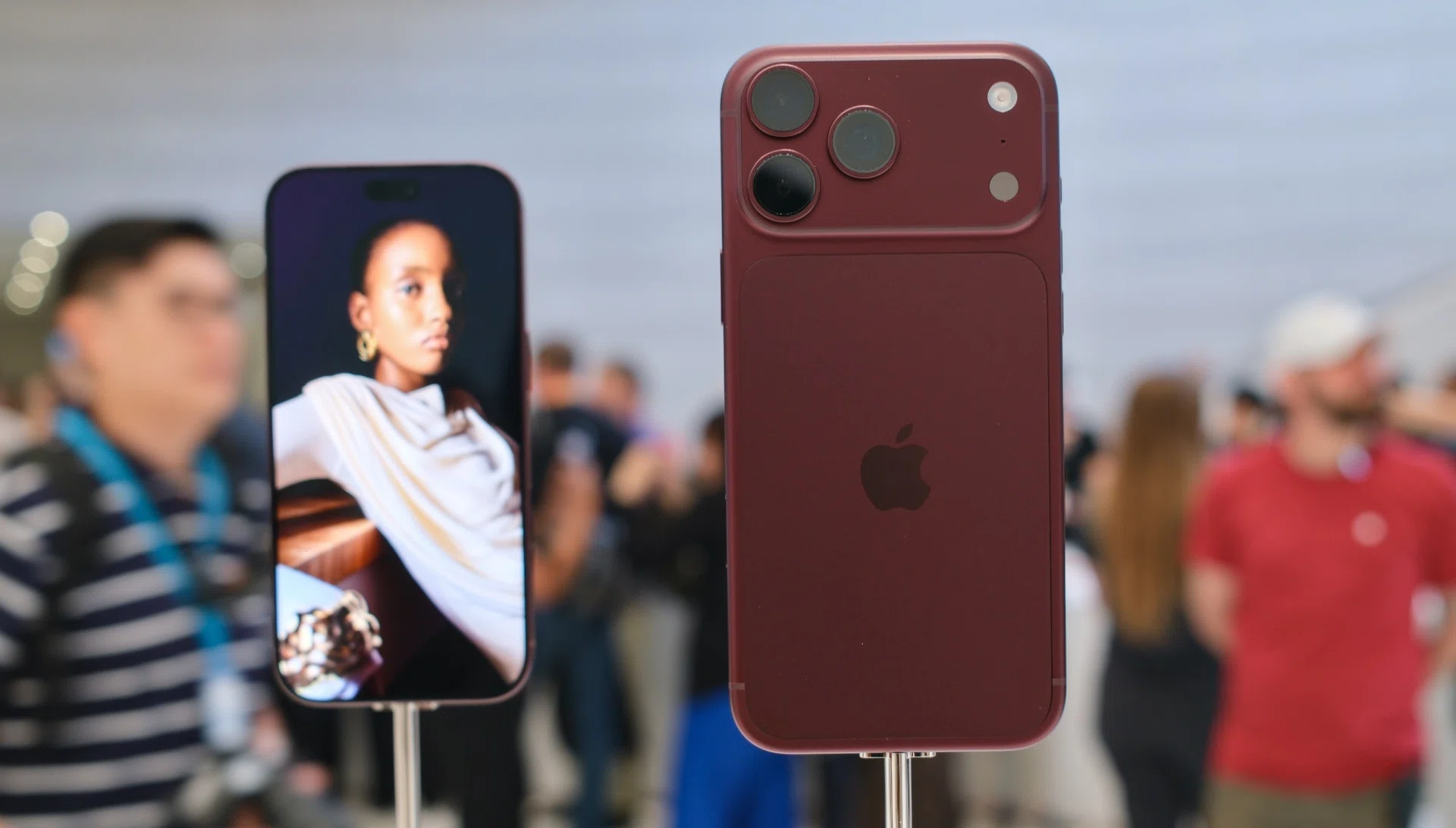 Apple iPhone 18 Pro Max in Burgundy