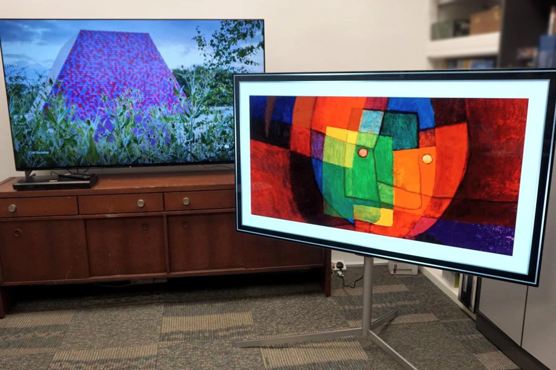 Pitting the Sony Bravia XR A90J Master Series (left) and the LG G1 Gallery OLED Evo (right).