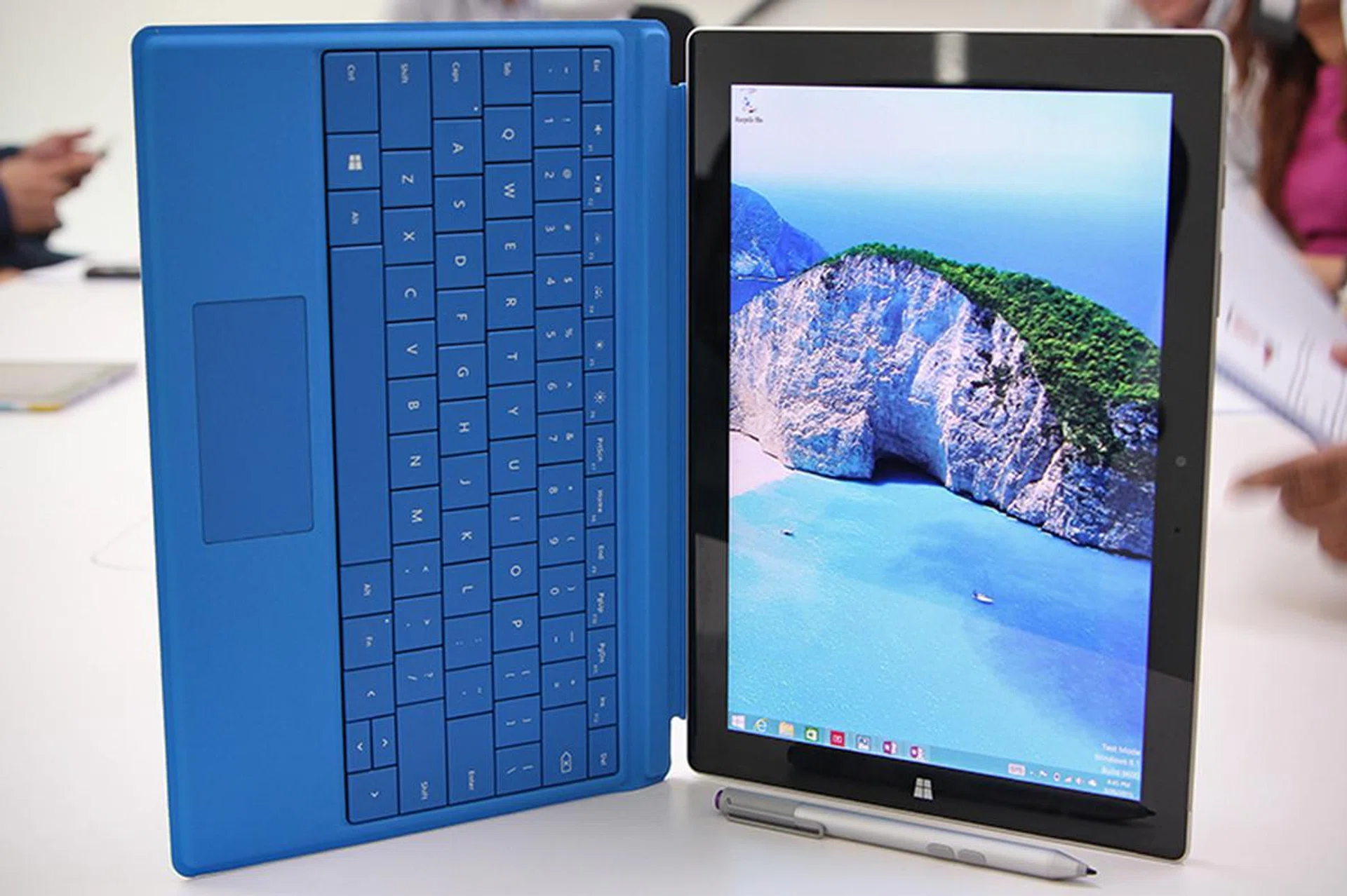 Microsoft has ditched the 16:9 aspect ratio of the previous (non-Pro) Surfaces, opting for a 3:2 aspect ratio for the Surface 3.