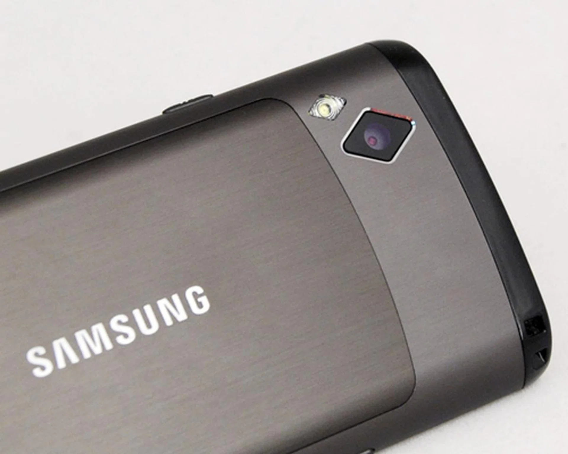 The 5-megapixel resides at the back, with the LED flash seated right beside it.