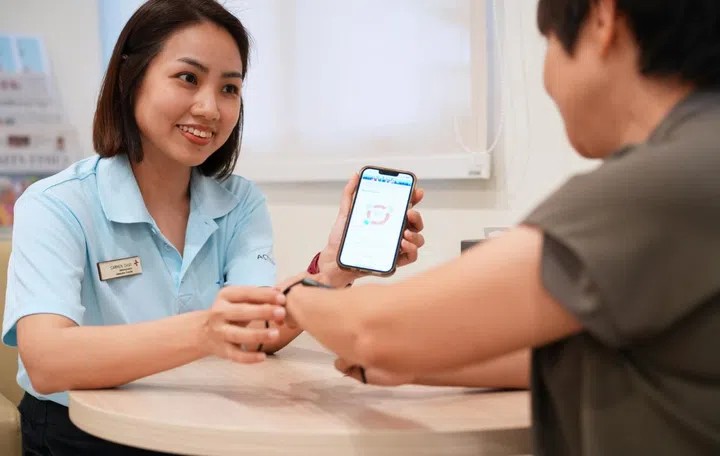 Clinical Research Coordinator talks to participant and onboarding process starts. Photo: Alexandra Hospital
