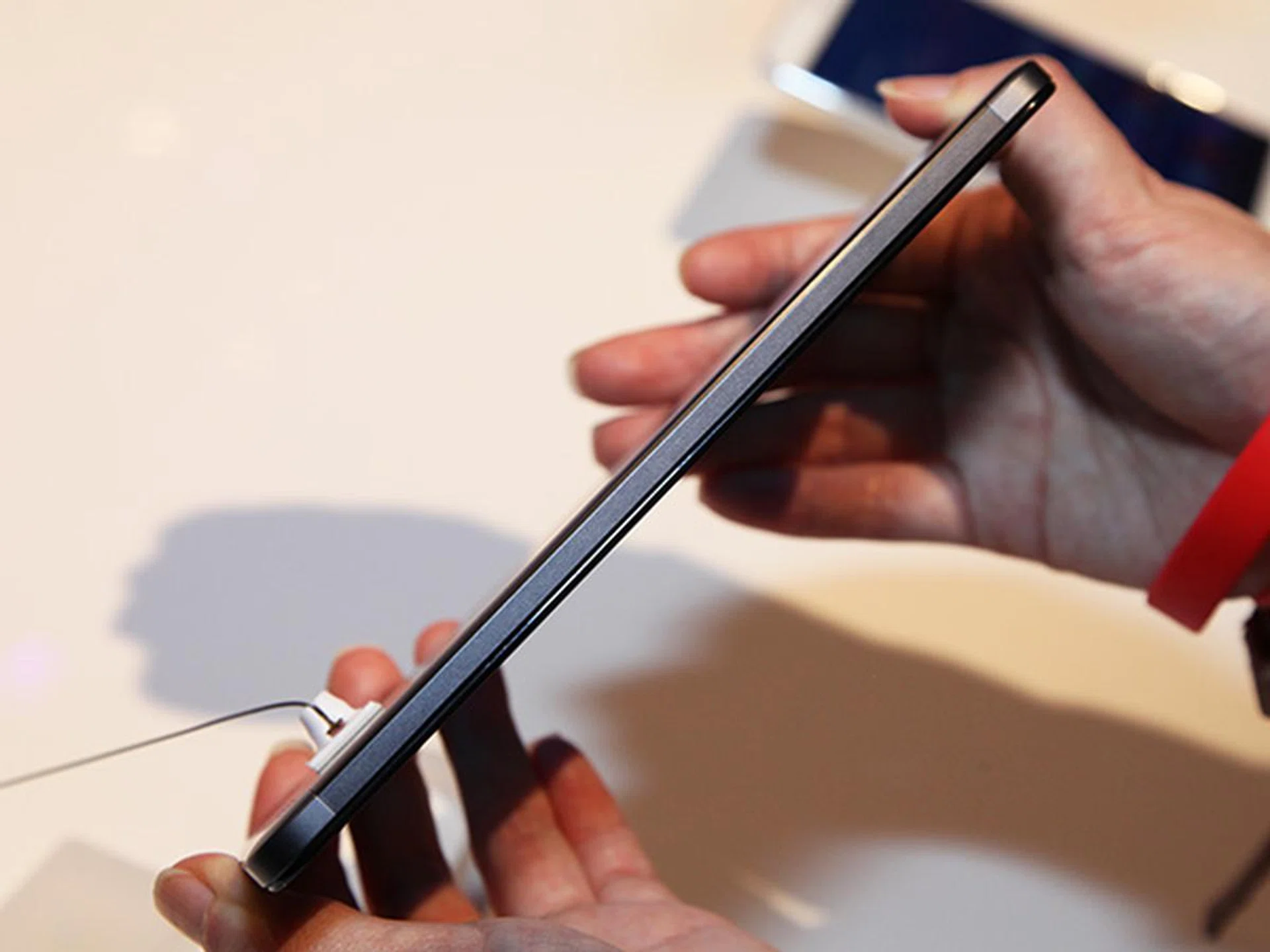 The MediaPad X1 is amazingly thin, measuring at 7.18mm. It is also the lightest when compared with the Google Nexus 7 and iPad mini, weighing only a mere 239g.