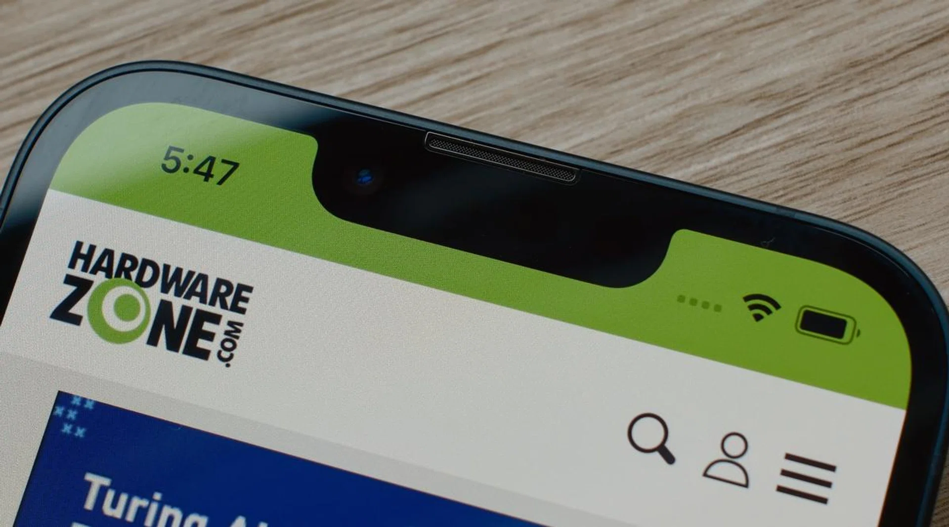 The display has a notch and not the Dynamic Island. Photo: HWZ