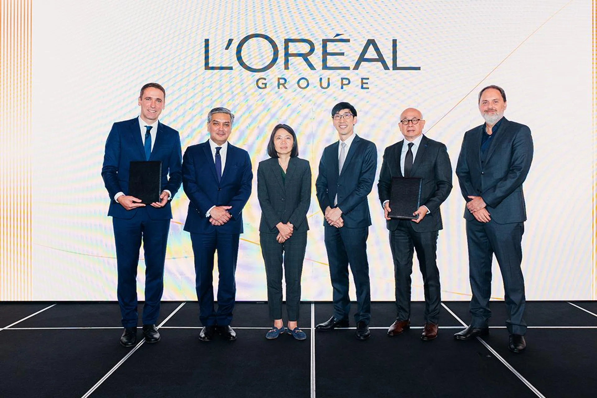 The signing of MOU partnerships to nurture innovation and entrepreneurial business skills. From left: Mr Tomas Hruska, Mr Vismay Sharma, Ms Minh-di Tang, Mr Chan Ih-ming, Dr Yap Meen Sheng, Dr Bert De Reyck (Image Source: L’Oréal)