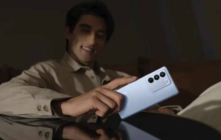 Vivo V27 in Magic Blue.