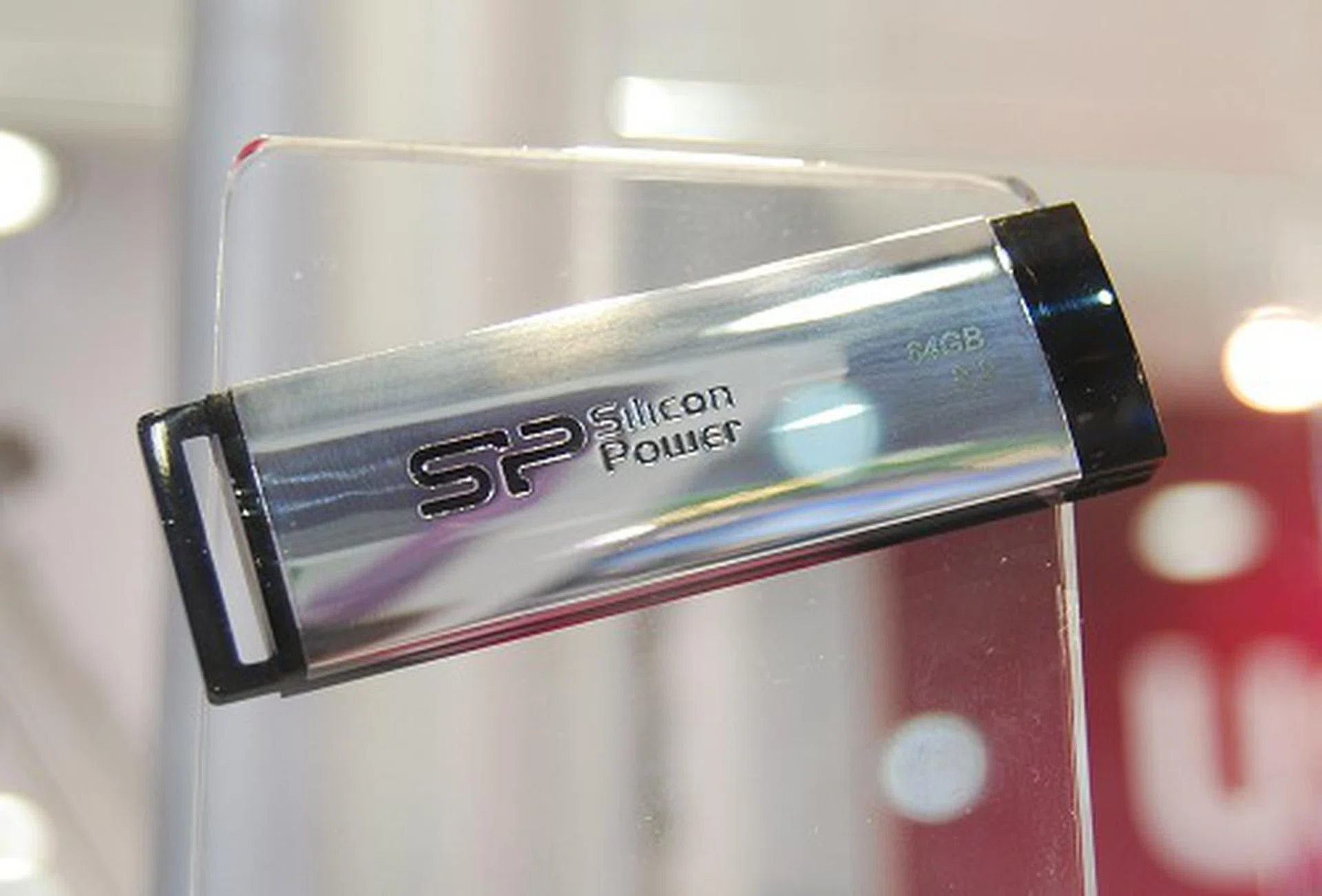 Well, the actual thumb drive itself didn't look as flashy as the marketing poster, but brownie points goes to Silicon Power to get consumers attention.