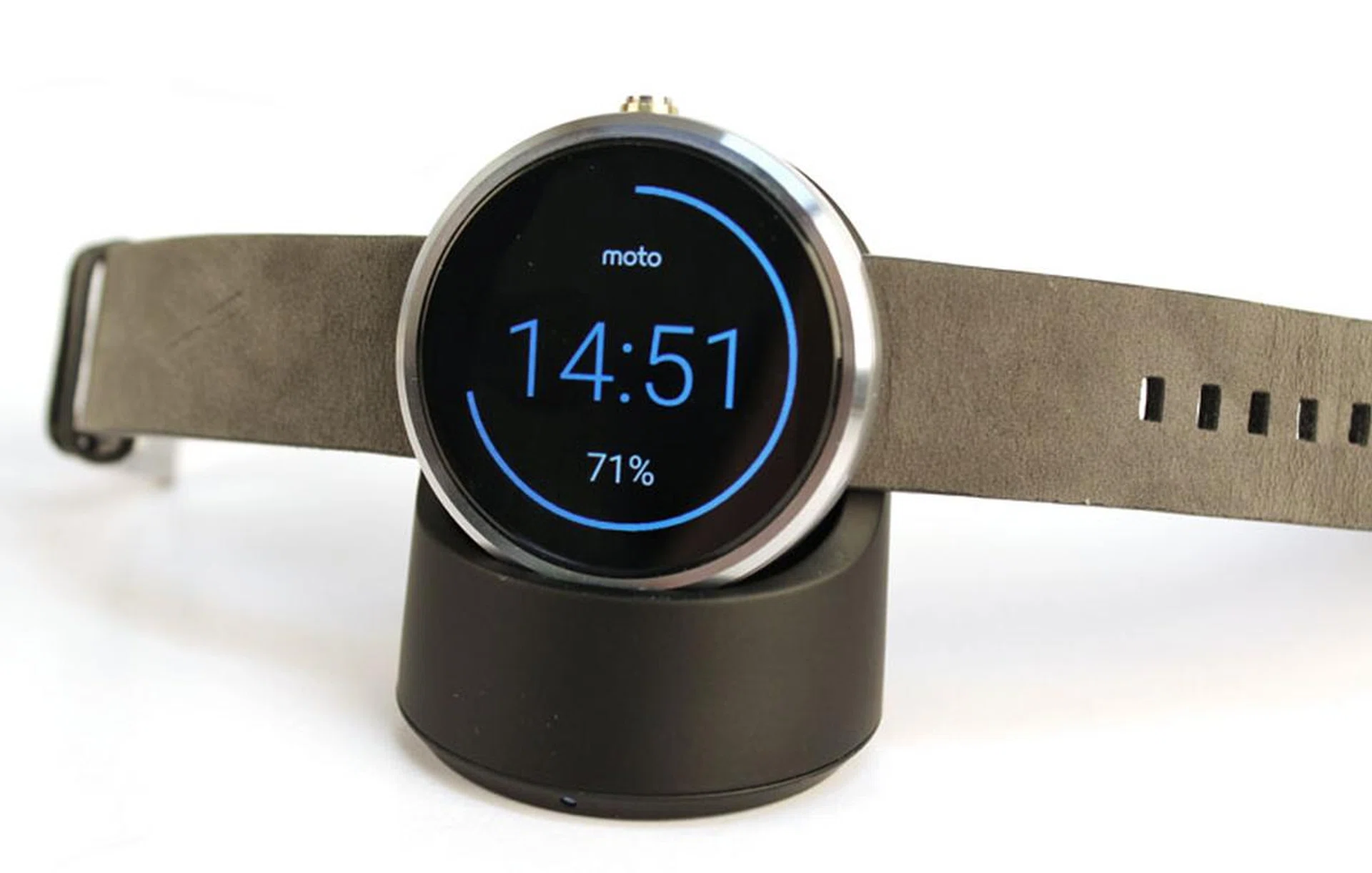 The Moto 360 has the simplest charging stand. Just pop it on the cradle and it will start charging up. As a bonus the display will also rotate.
