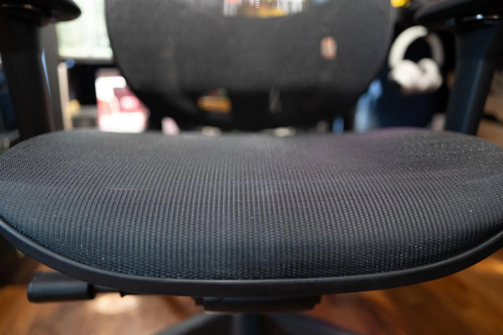 As well built as the Fujin Pro is (or seems to be, at least), Razer is only giving a 1-year warranty for the mesh and armrests. That's a big minus point for me.
