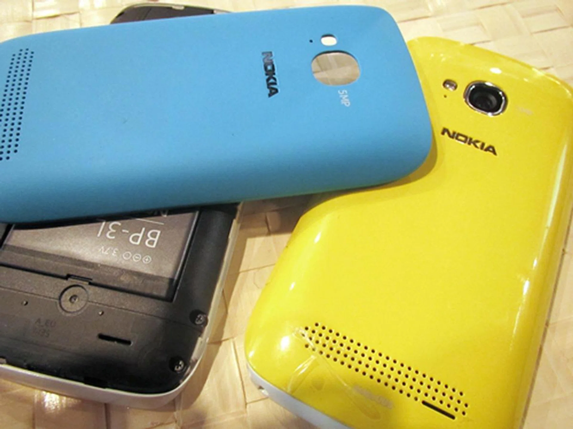 As mentioned, the smartphone can be accessorized with a variety of colored back covers ranging from black, white, cyan, fuchsia and yellow. These covers are either matte or yellow, depending on the color. Thankfully, they are easy to remove.