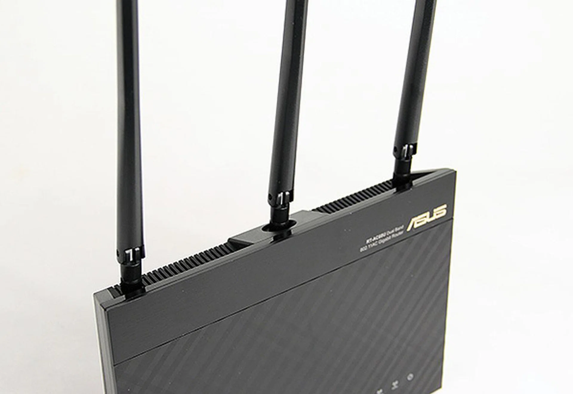 The three external antennae are sizable and helps improve range and performance.