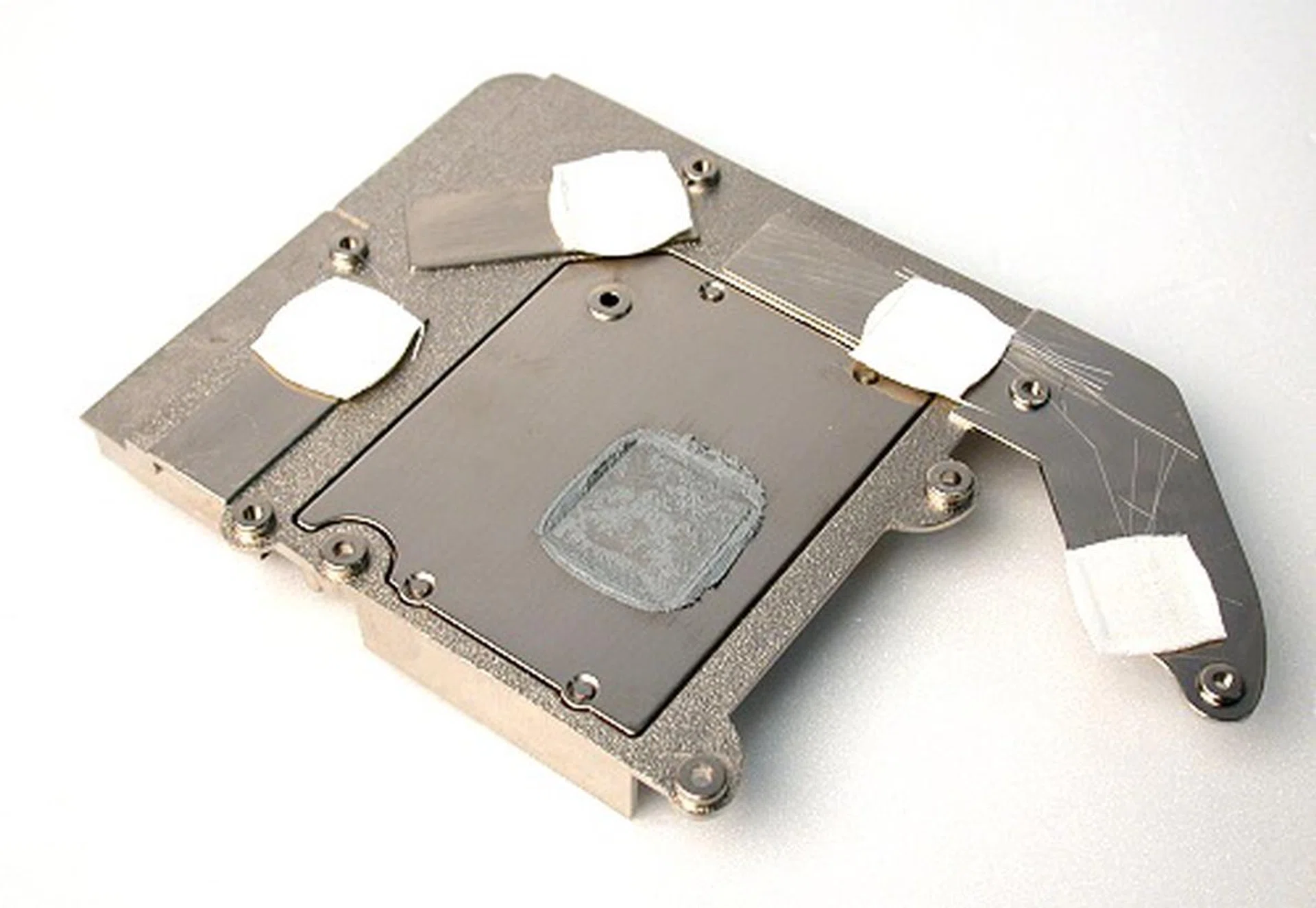 An underside shot of the GPU heatsink. The cooler design isn't as extensive as the previous one on the NV40 in our opinion.