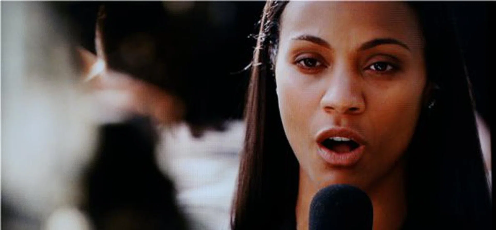 Zoe Saldana looked beautiful as ever thanks in great part to the good color reproduction of the Samsung D8000.