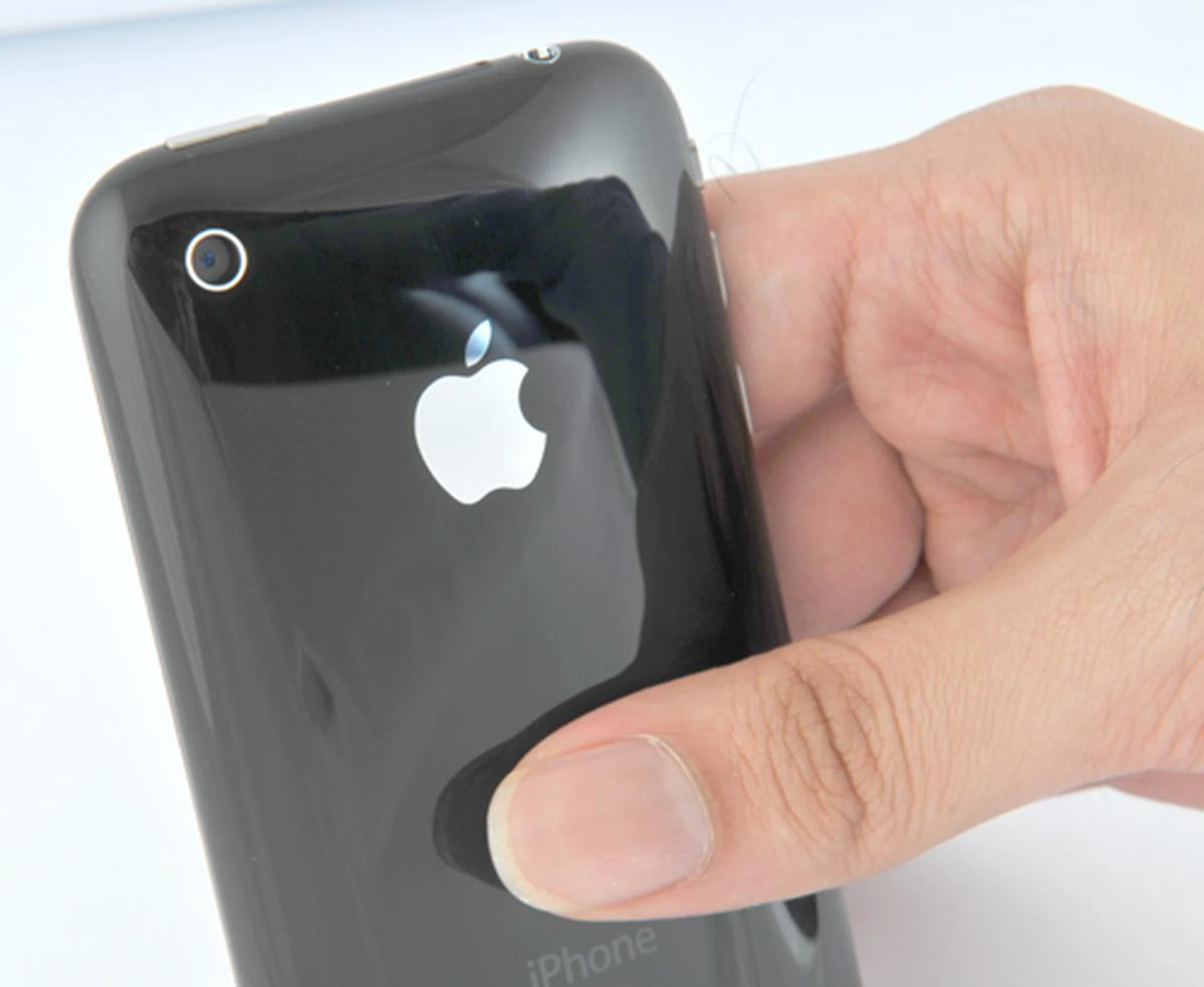 On the rear of the iPhone 3G is the 2-megapixel camera. 
