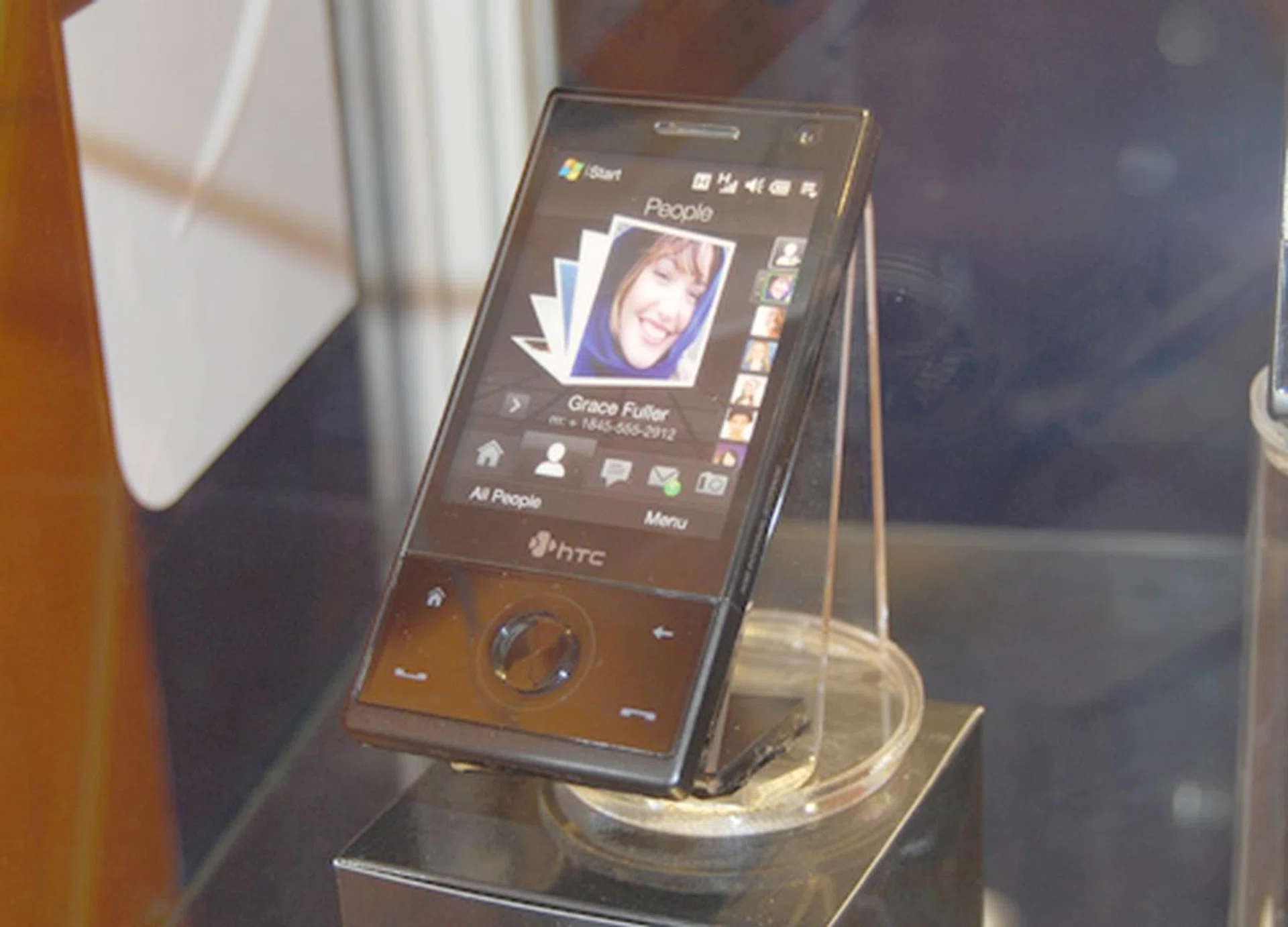  Though the HTC Touch Pro has started making its presence felt with its pre-order at Comex, the popular HTC Touch Diamond is also available at M1's booth for S$368 with a SunSaver + SunSurf Unlimited plan.  