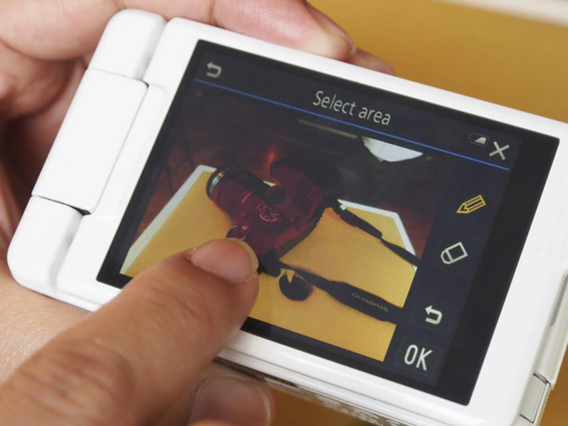 The LCD detects your finger fairly well, making it easy to trace out objects for the background softening mode.