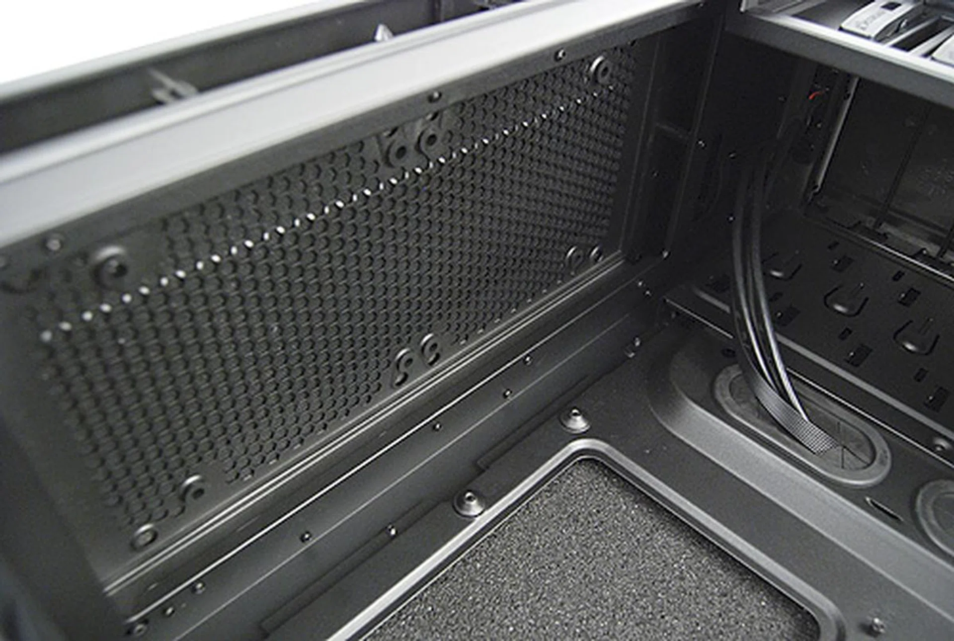 There's enough space near the top of the casing for a 240mm liquid-cooling radiator. Corsair designed the 550D such that it can accommodate Corsair's own Hydro series <a href="http://www.corsair.com/en/cpu-cooling-kits/hydro-series-water-cooling-cpu-cooler/hydro-series-h100-extreme-performance-liquid-cpu-cooler.html">liquid-cooling setups</a>.