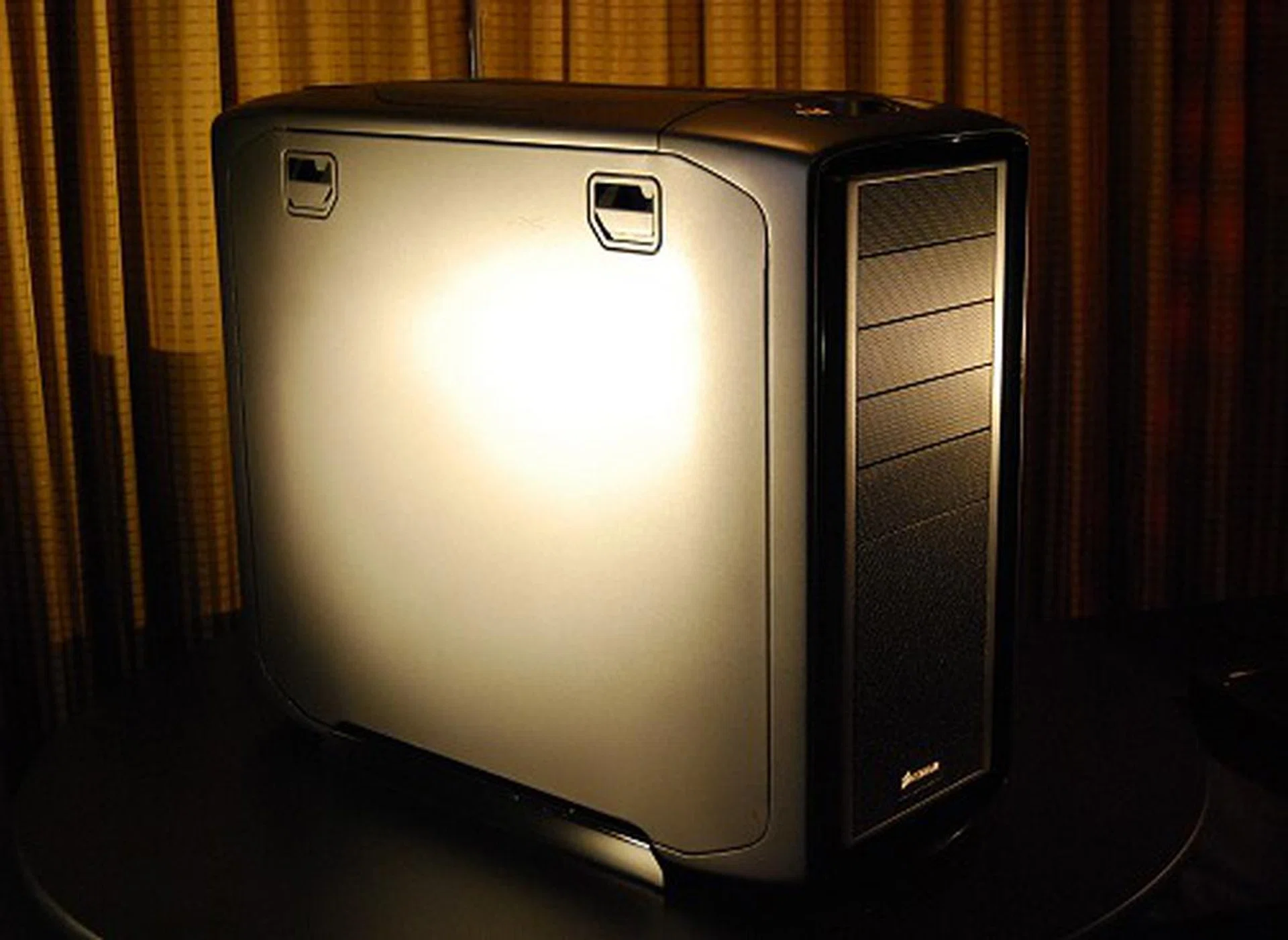 Corsair had this impressive new casing that is in works at the moment - the Graphite 600T. Looking a little like an enlarged mid-tower casing, it almost has the space of a full tower machine. 