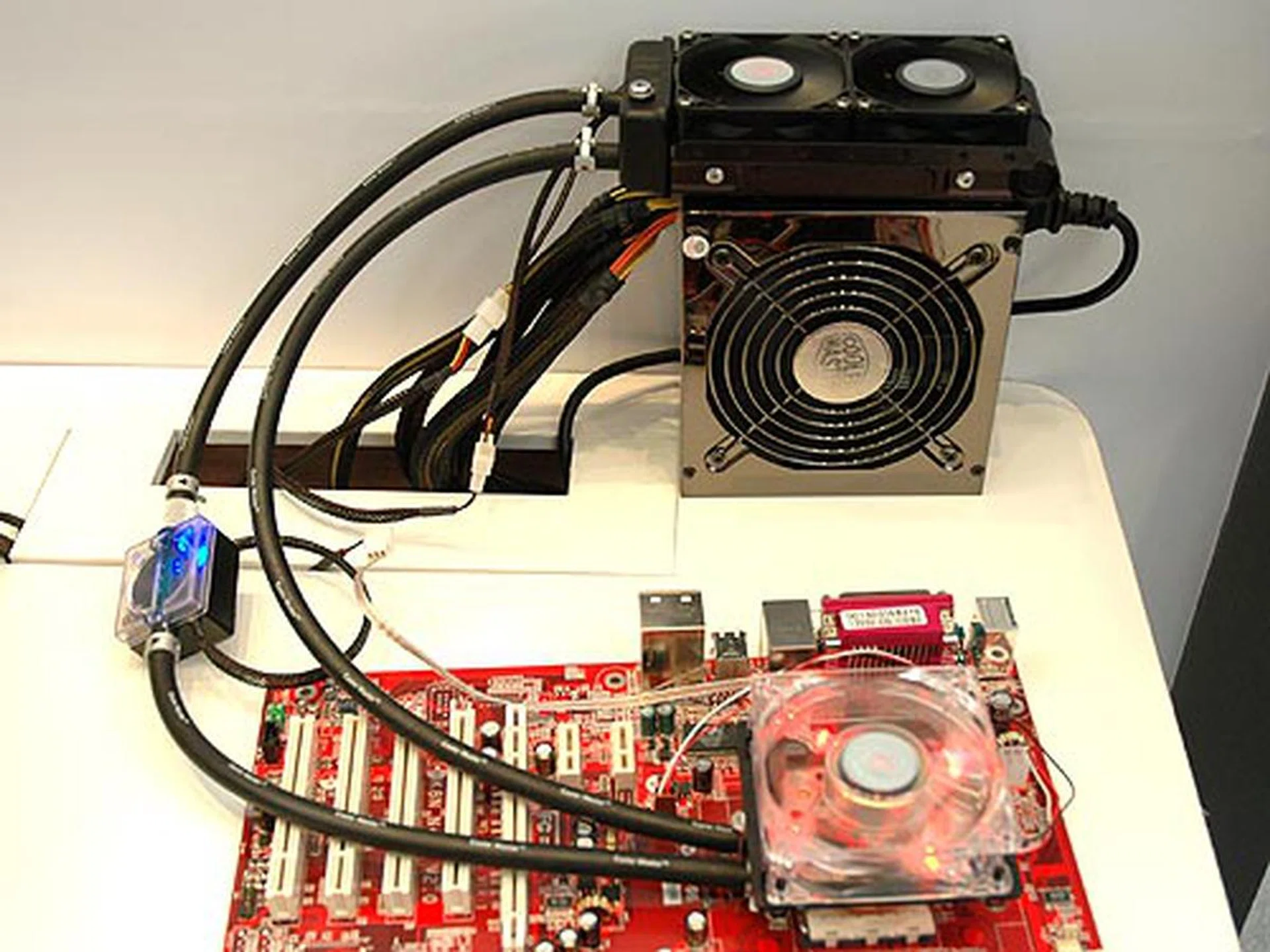 Here, Cooler Master demonstrated how the water block is best used to cool the CPU. With a CPU water block accessory, you can attach a fan on top of the water block to dissipate heat from the surrounding areas near the CPU. These essential areas are often neglected in water-cooling setups but are now taken care of with this added accessory.