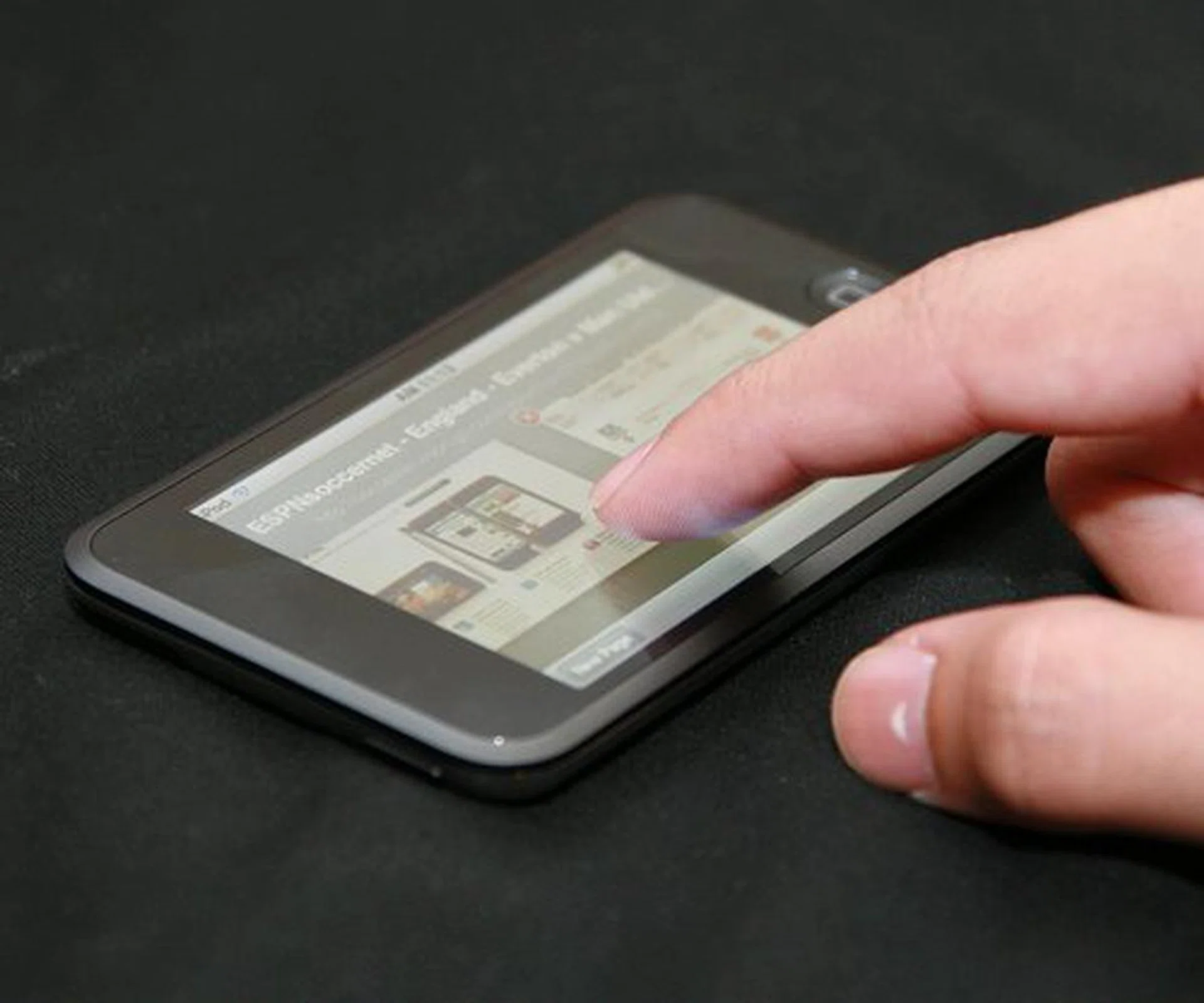 The built-in Safari web browser supports multiple browser tabs.