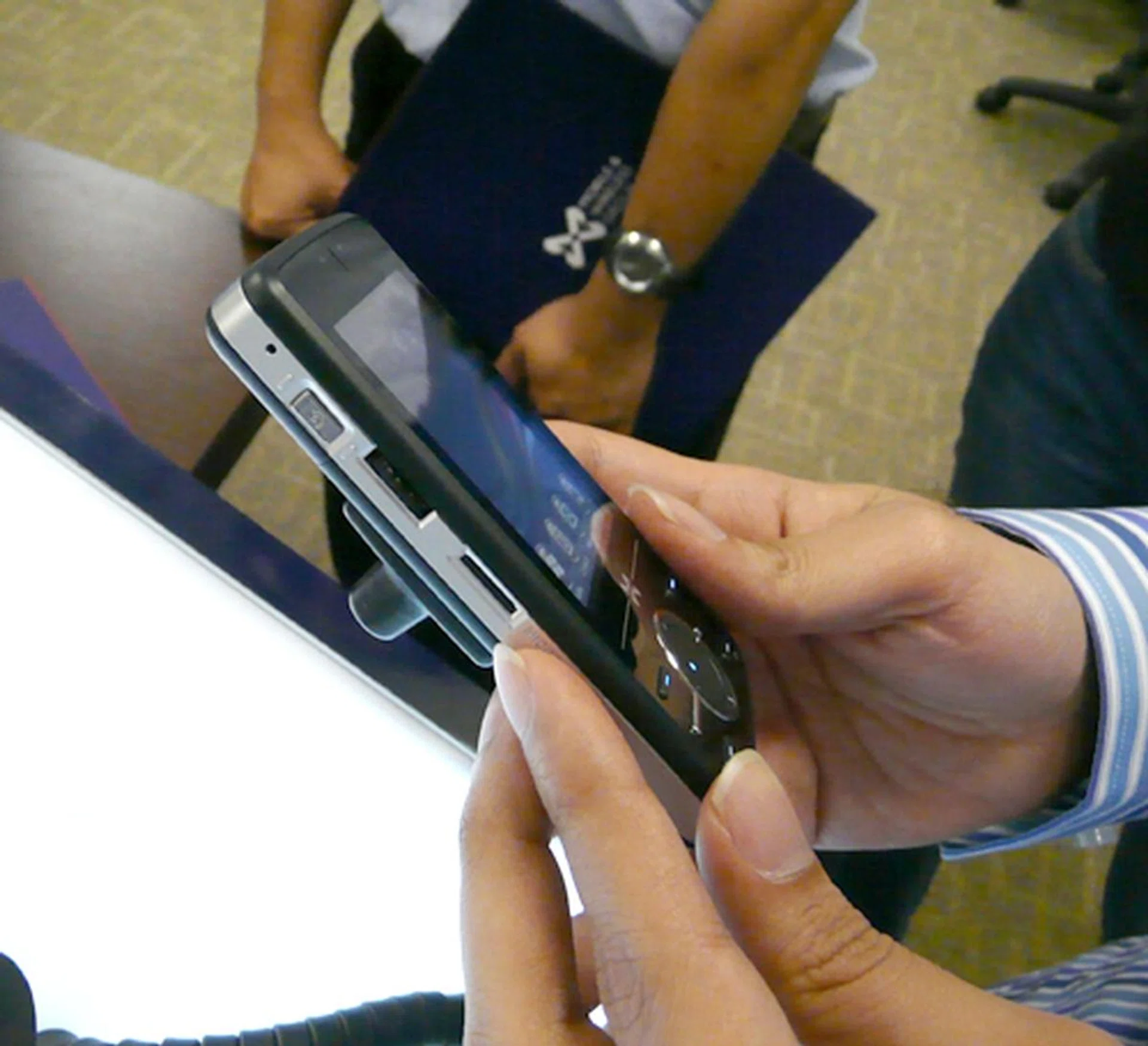 You have the camera button, scroll wheel and microSD slot situated at the left side of the Atom V, but what's of interest here is ...
