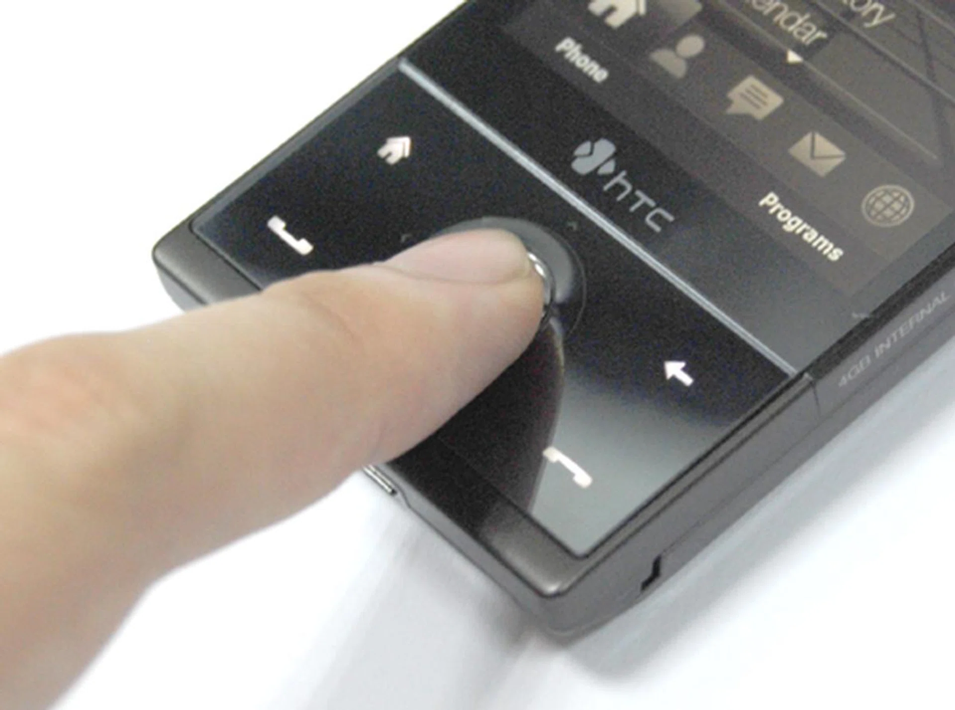 Bid farewell to half-pressed buttons for auto-focus purposes, as the touch sensitive panel detects the presence of the finger, reacts accordingly and activates the camera's auto-focus automatically.