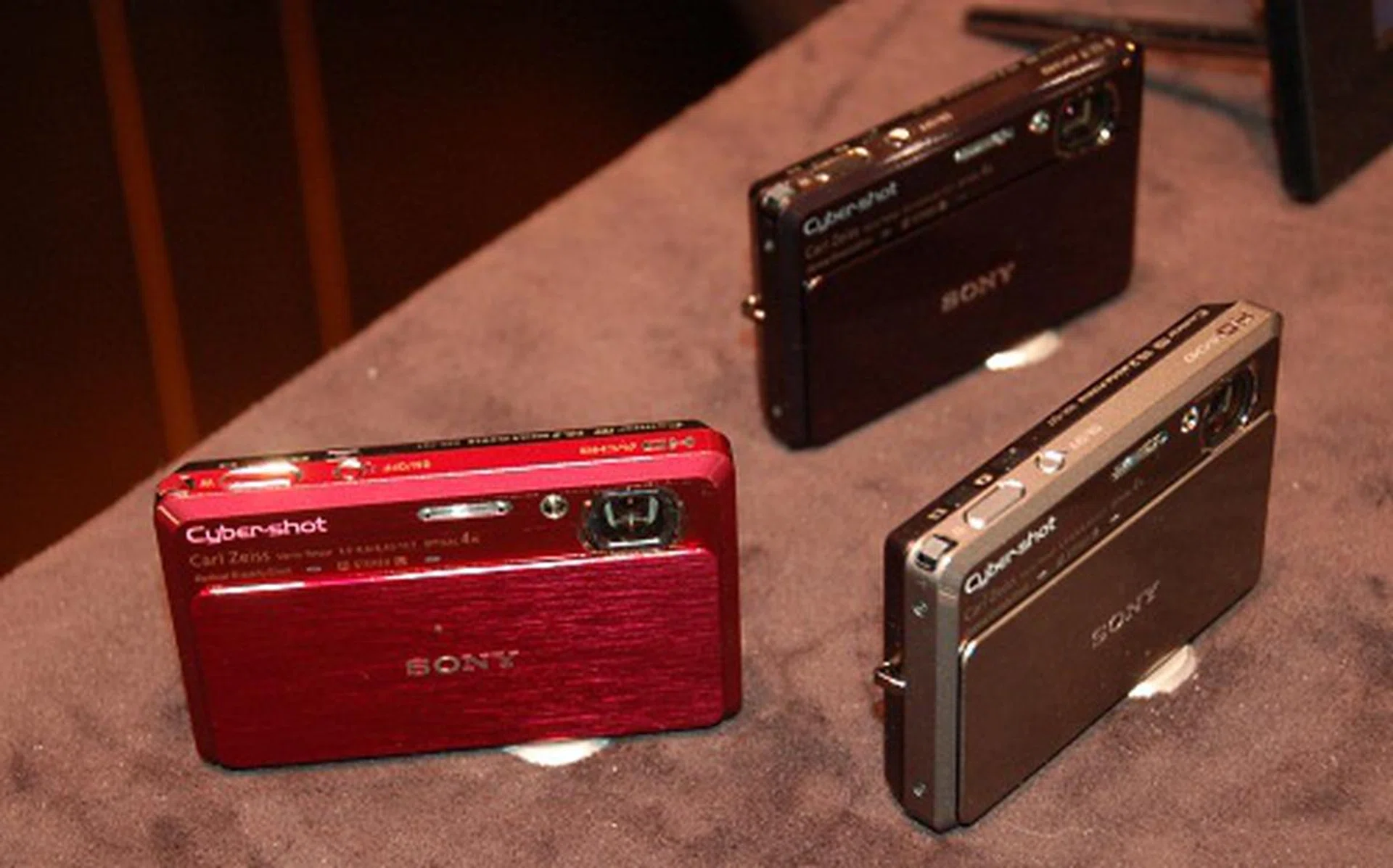 The 10-megapixel Cyber-shot DSC-TX7 is able to shoot 1080i movies at 60 frames and features a new intelligent sweep panorama mode, backlight correction HDR and Optical Steady shot image stabilization. It will be available from Feb for around US$400.