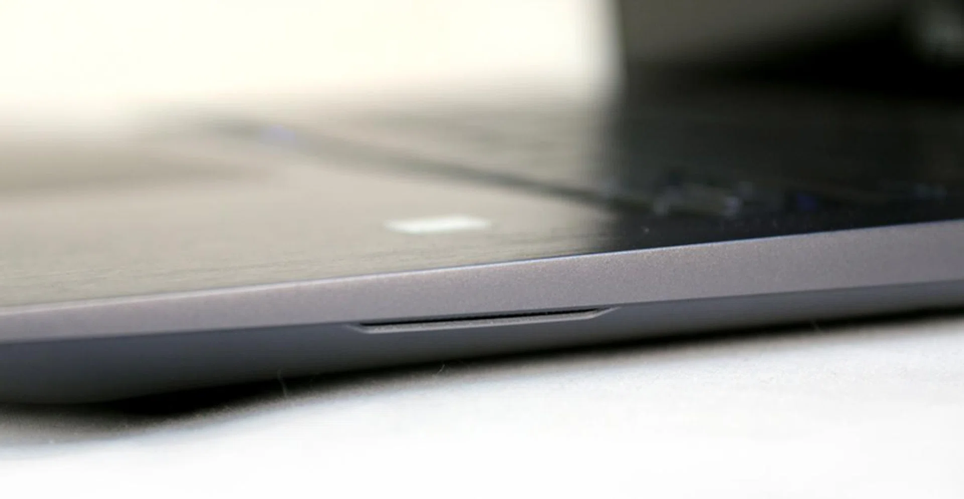 The two ICEpower Bang & Olufsen speakers are almost invisible, tucked under the taper on the left and right edge.