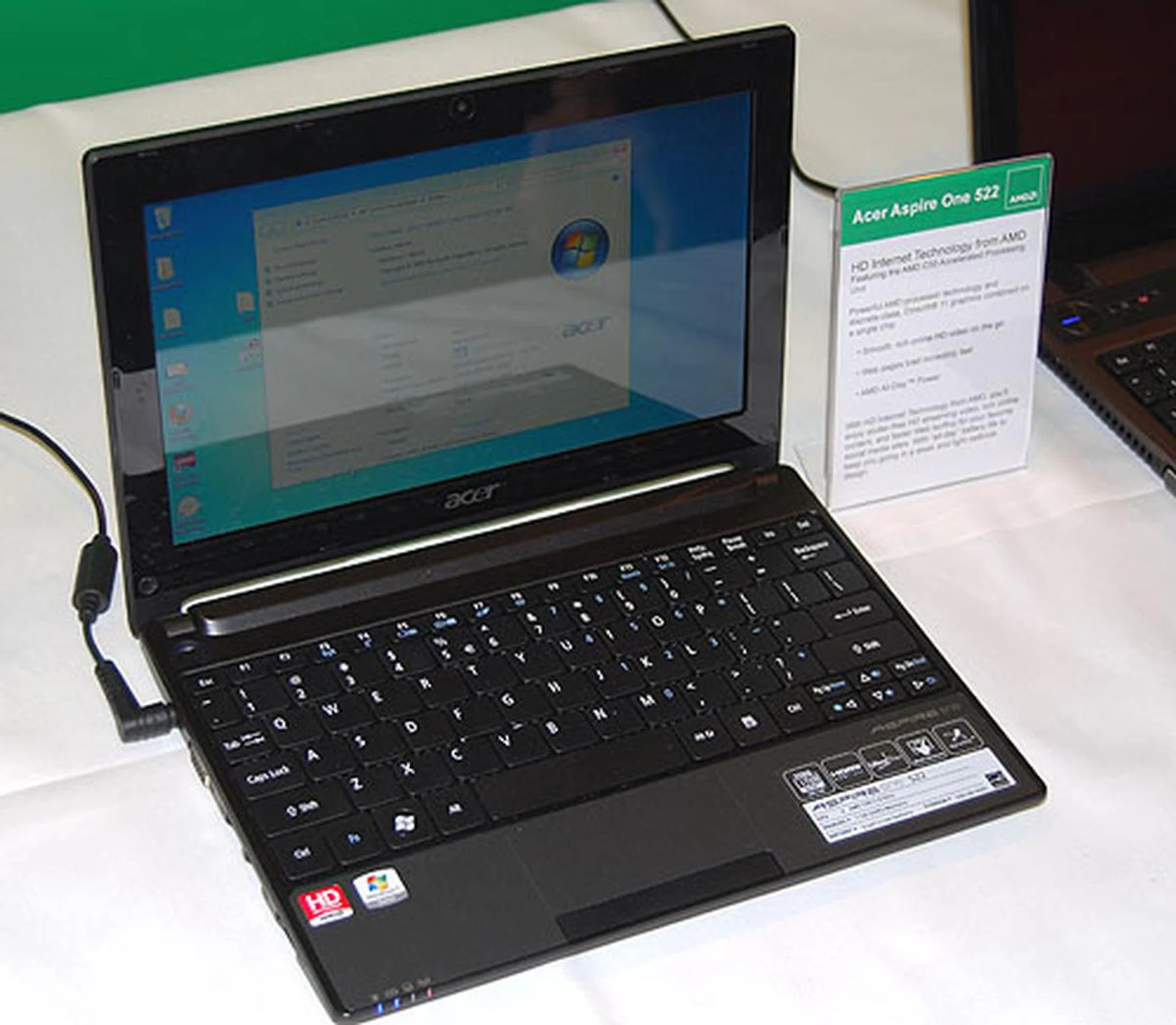 The 10.1-inch Acer Aspire One 522 is similar to Acer's previous Intel Atom netbook design outwardly, but it's powered by AMD's Ontario (1GHz) APU instead.