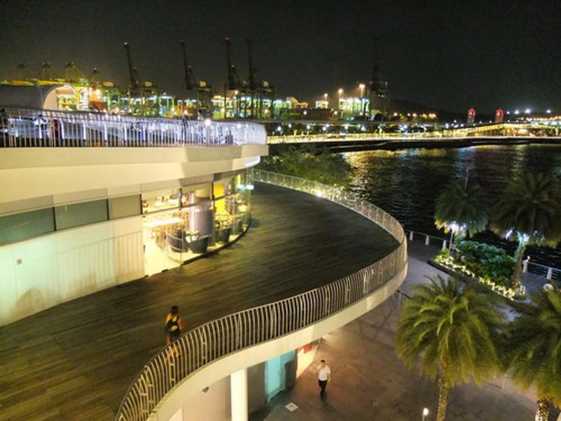 ISO3200. Click for full resolution image.