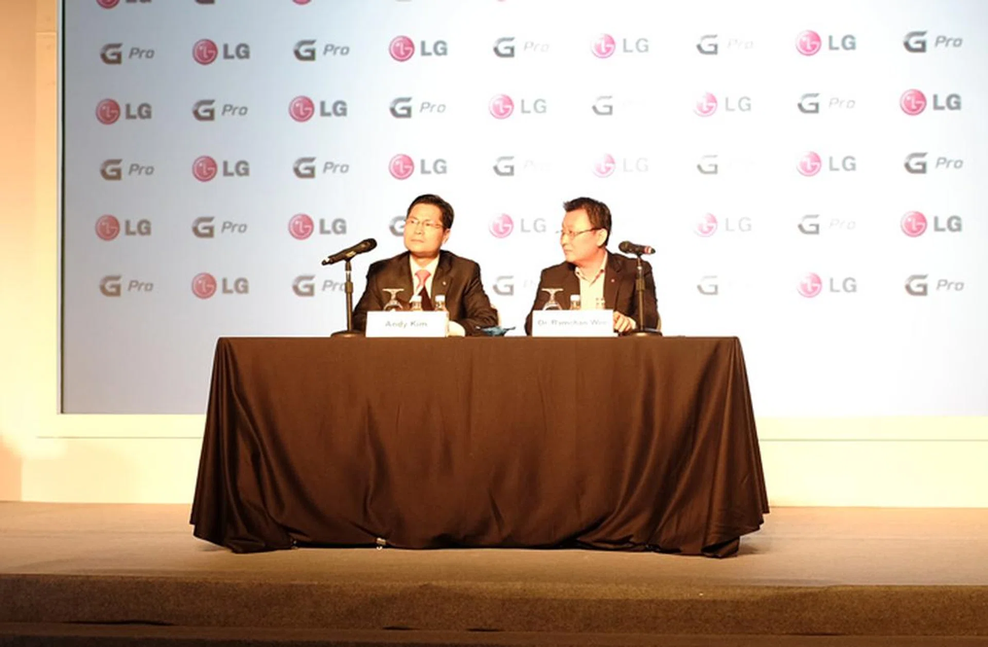 Andy Kim, LG's Senior Vice President of Global Marketing and Communications, with Dr. Ramchan Woo, head of LG's smartphone division, answered questions about the Optimus G Pro.