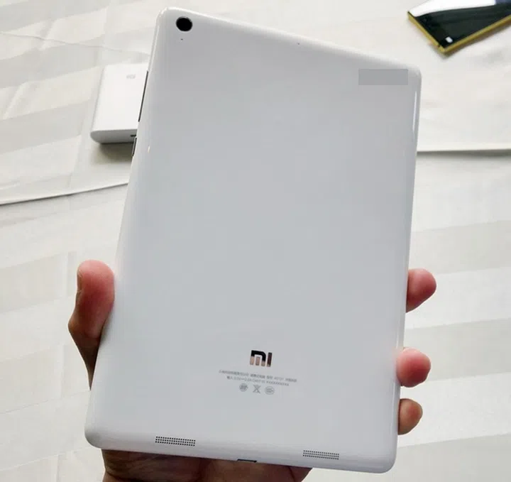The rear of the Xiaomi Mi Pad has a glossy surface, so do expect fingerprints and smudges to appear prominently after a few minutes of handling.