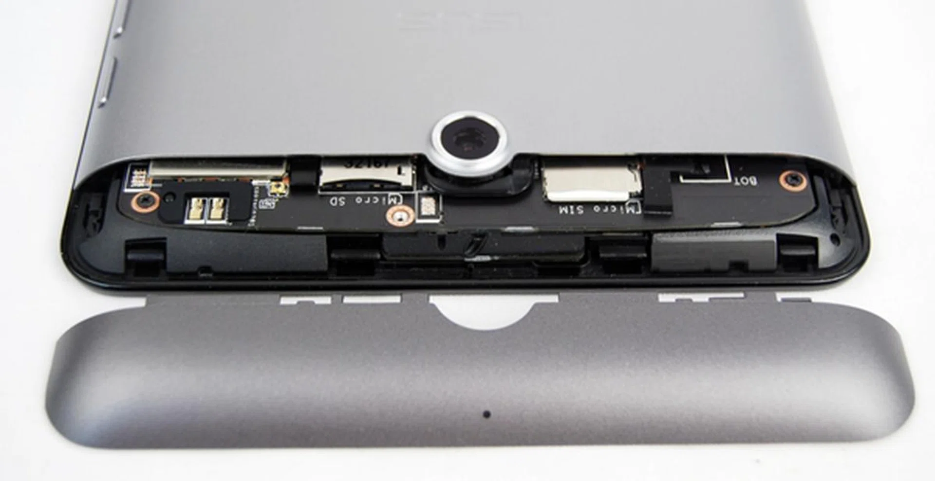 You may need to apply some strength in removing the cover on the top part of the ASUS Fonepad that houses the micro-SIM and microSD slots.