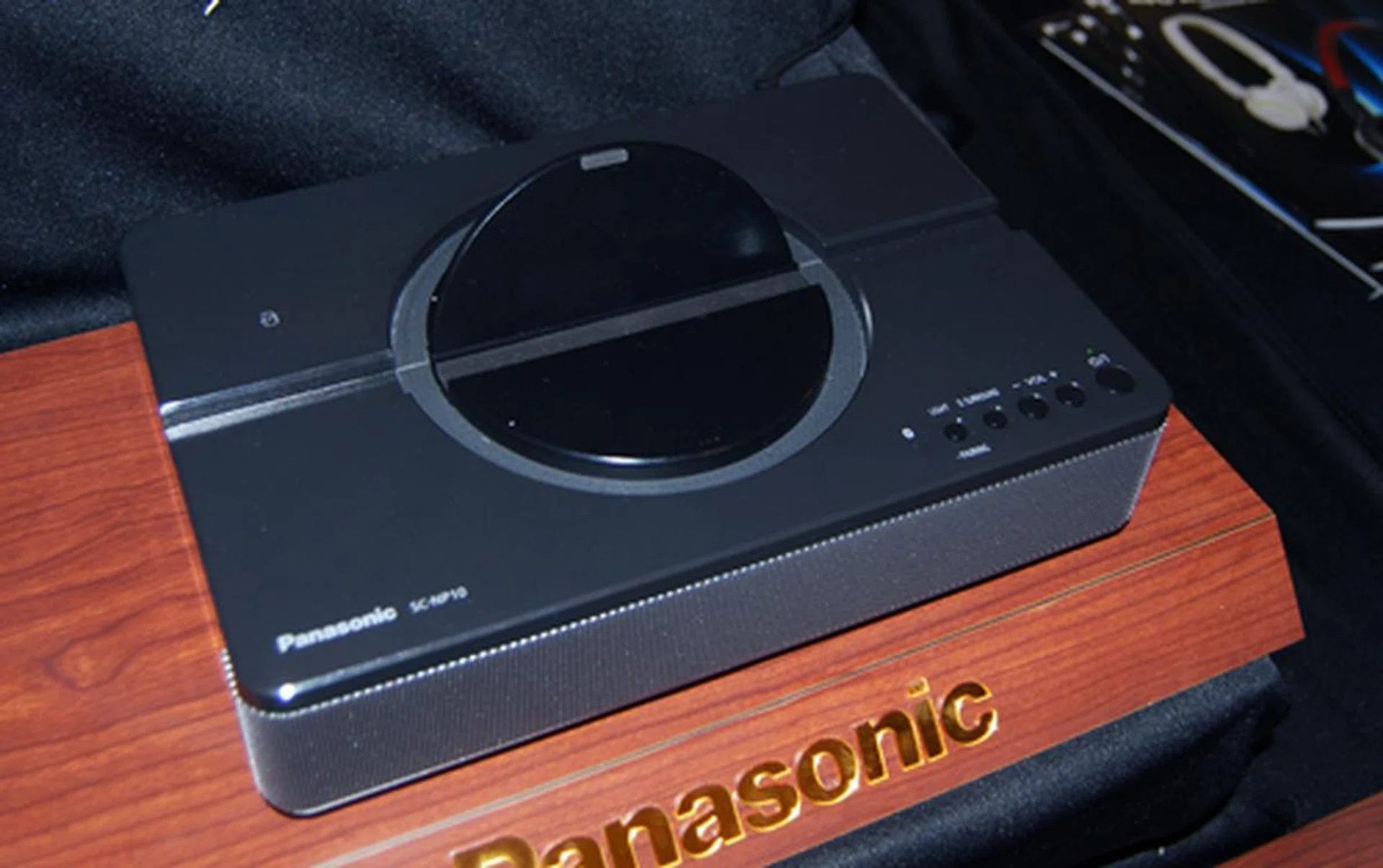 A grooved valley holds the tablet is place making the SC-NP10 perfect for use when viewing movies on your tablet.