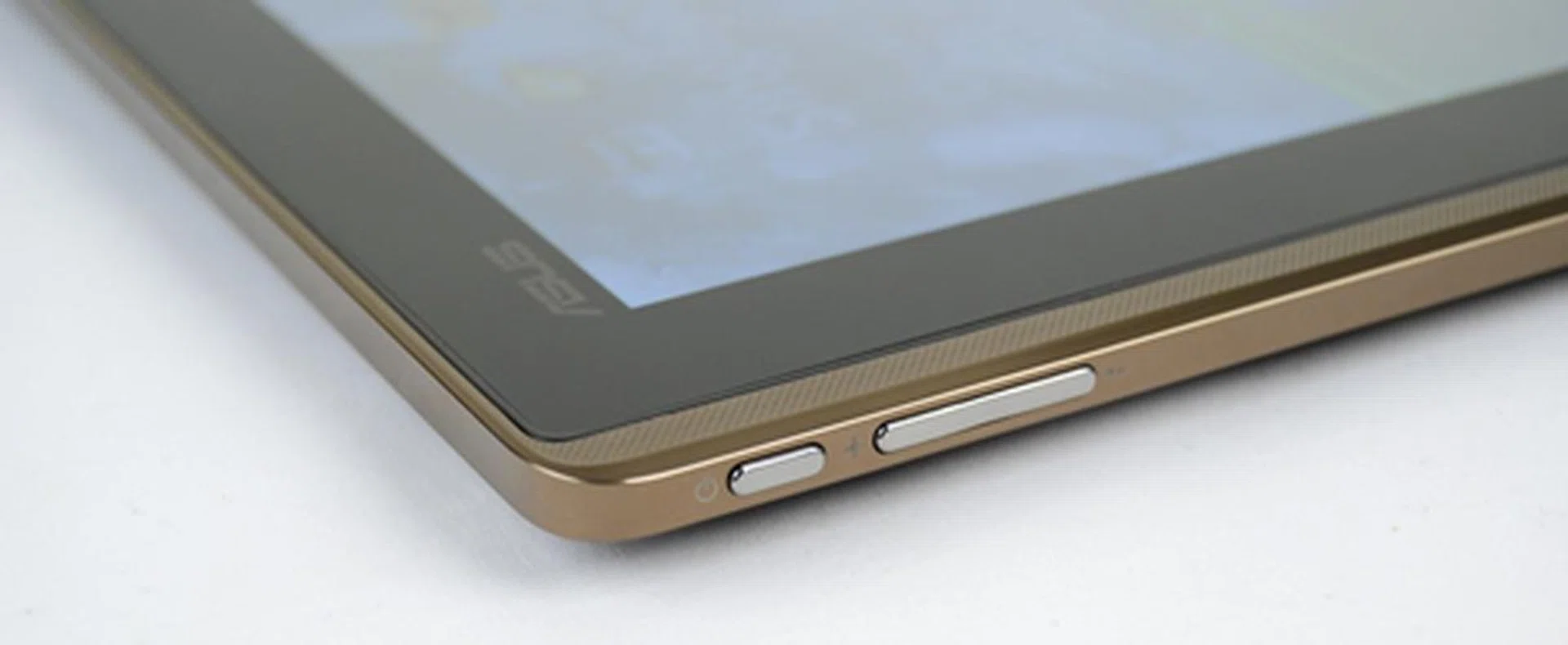 The ASUS Eee Pad Transformer is easy to handle although we are a little uncomfortable with the weight of the device.