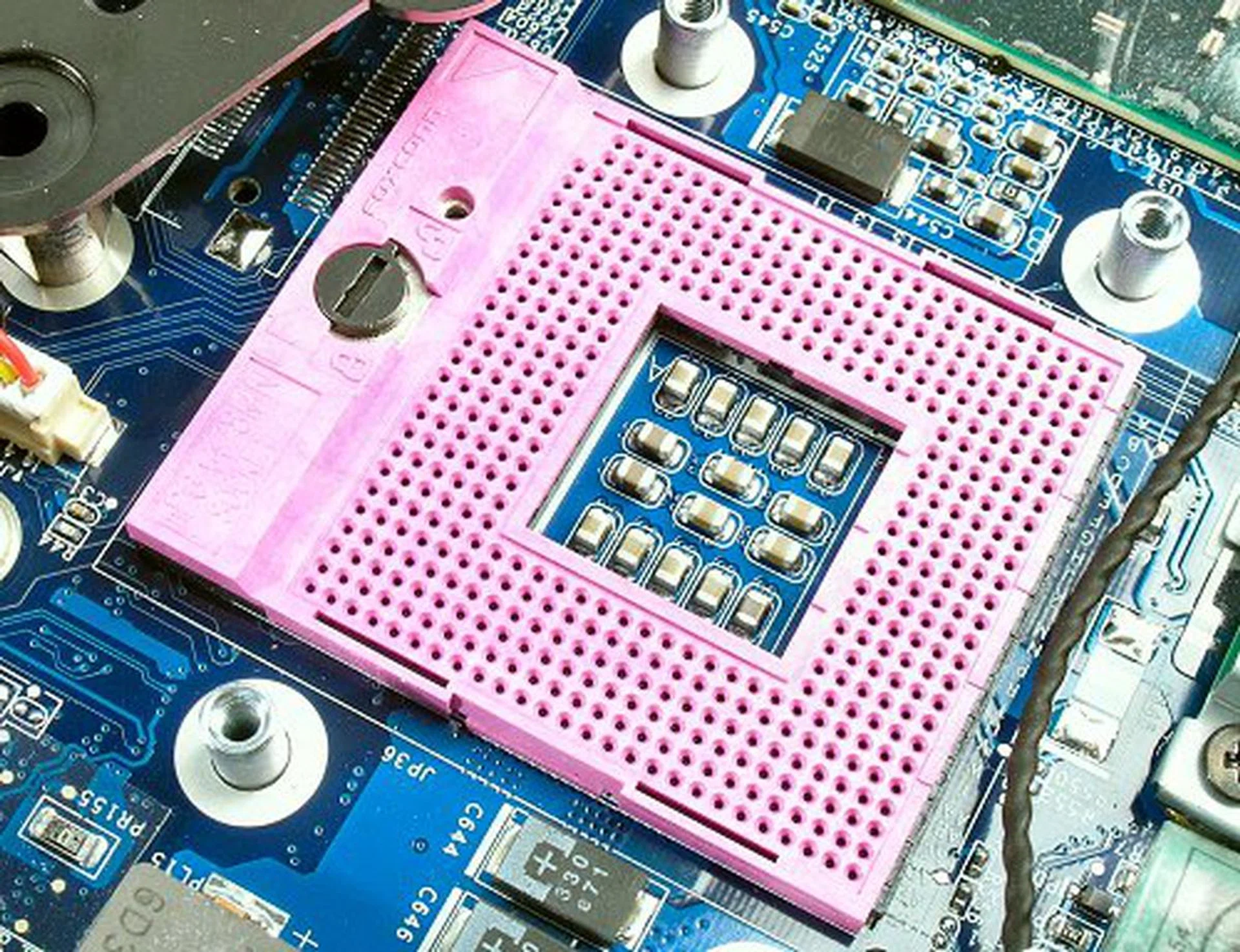 Looks the same, but the new Socket P will only work with Santa Rosa Core 2 Duos and above.