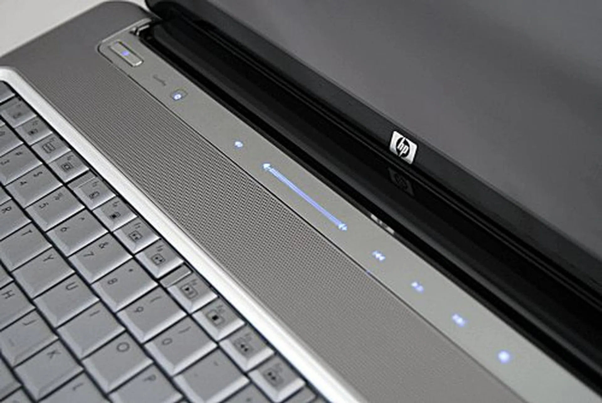 The dv7 uses the same touch sensitive controls found on the dv3000 that come alive when the notebook is powered on.