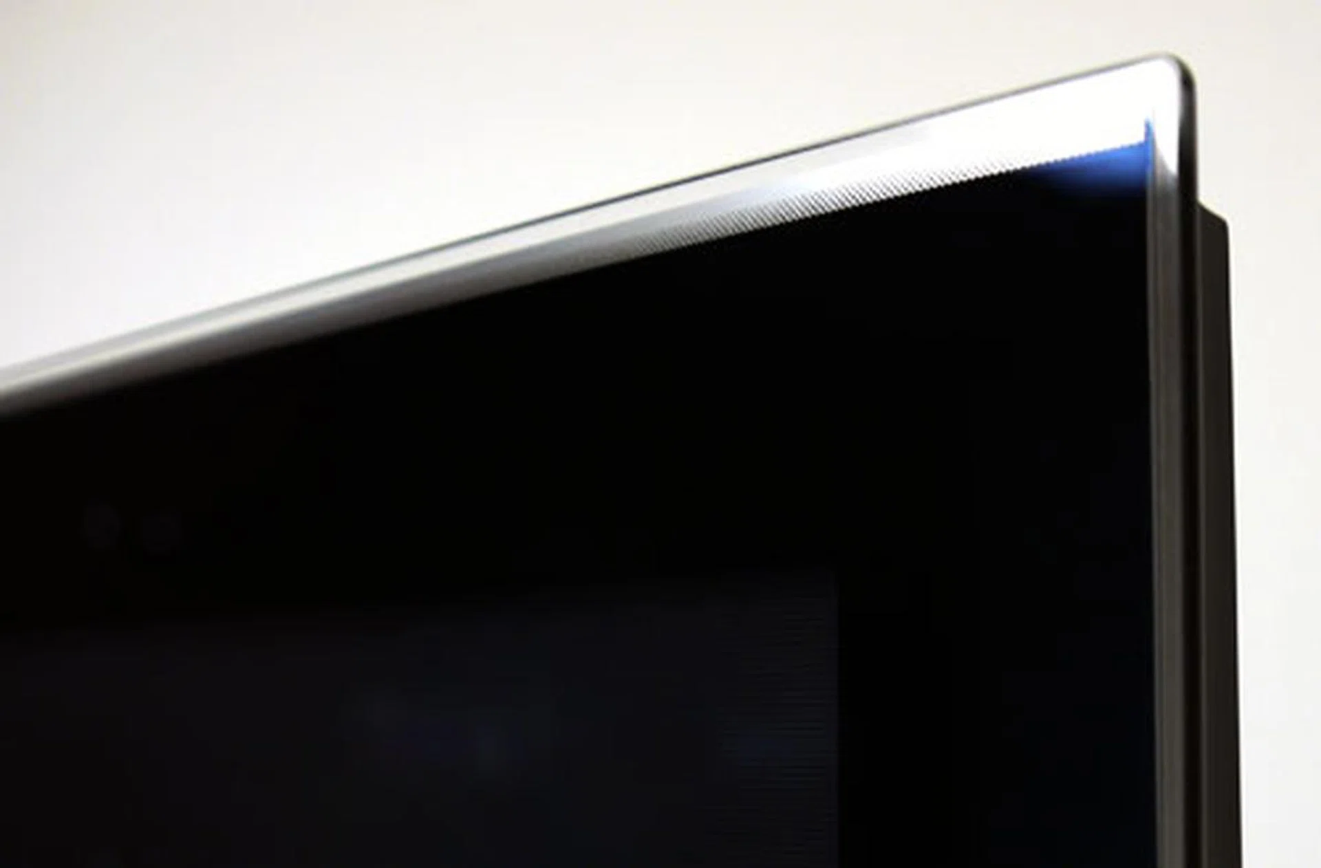 The PZ950 is fitted with a single sheet of glass over its plasma panel and black bezel. This effort not only enhances the TV's looks considerably but also helps boost color and contrast levels. Thickness-wise, the LG PDP features a relatively slim depth of 50mm.  