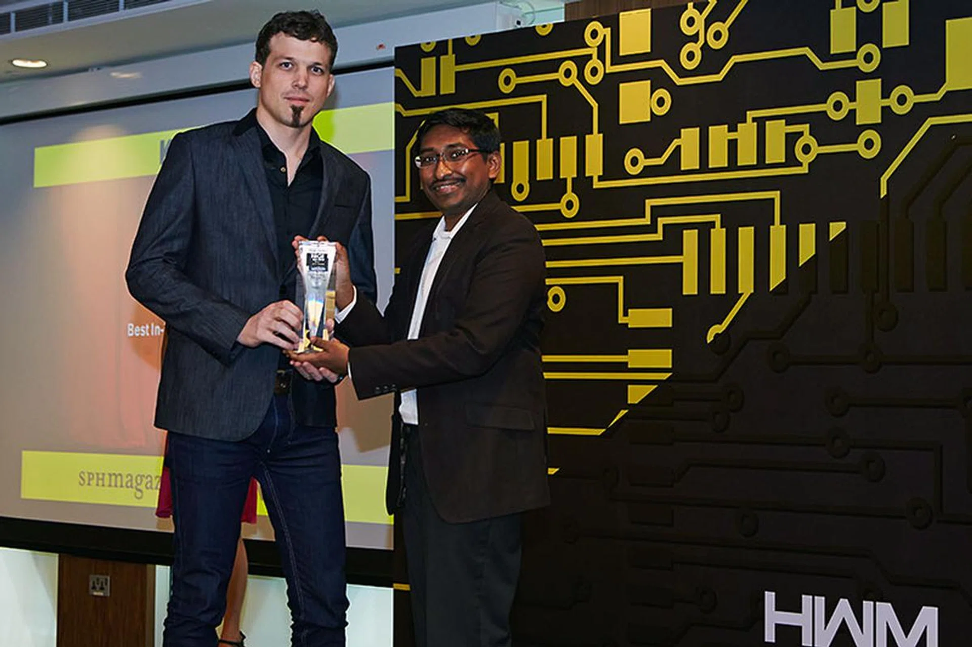Our readers have once again voted Klipsch their favorite in-ear earphones brand. Here's Mr. Christine Honegger, CEO of Tat Chuan Acoustic receiving the trophy on behalf of Klipsch.