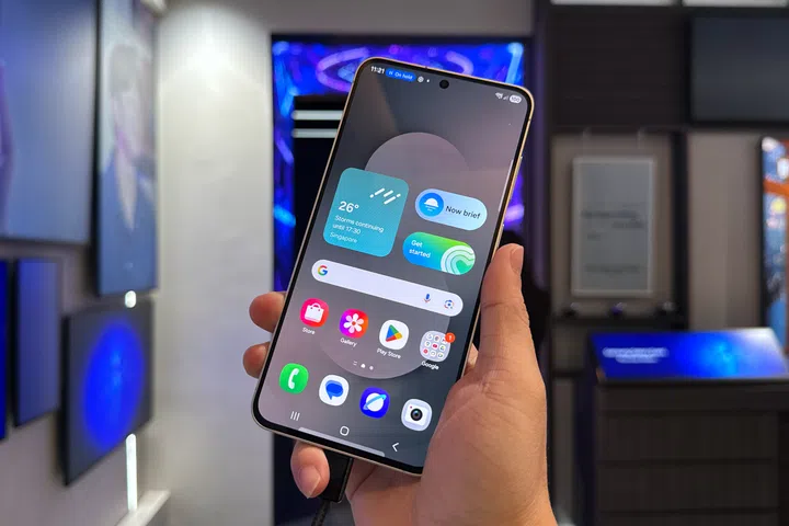 Samsung Galaxy S25 FE’s One UI 8 interface.