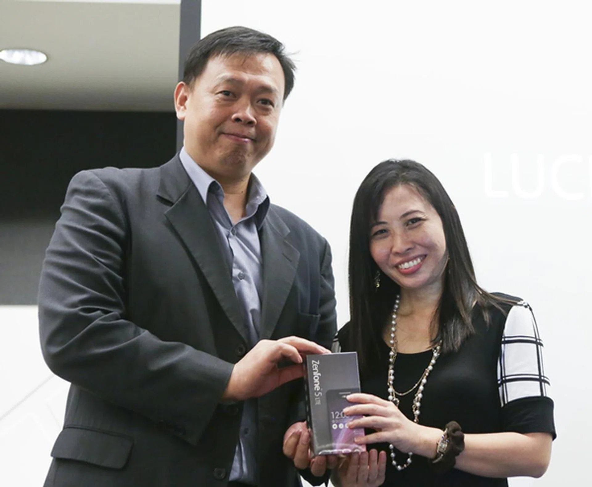 Mr. Hektor Tung, Regional Director for Smartphones at ASUS, presented a ZenFone 5 LTE to the lucky draw winner.