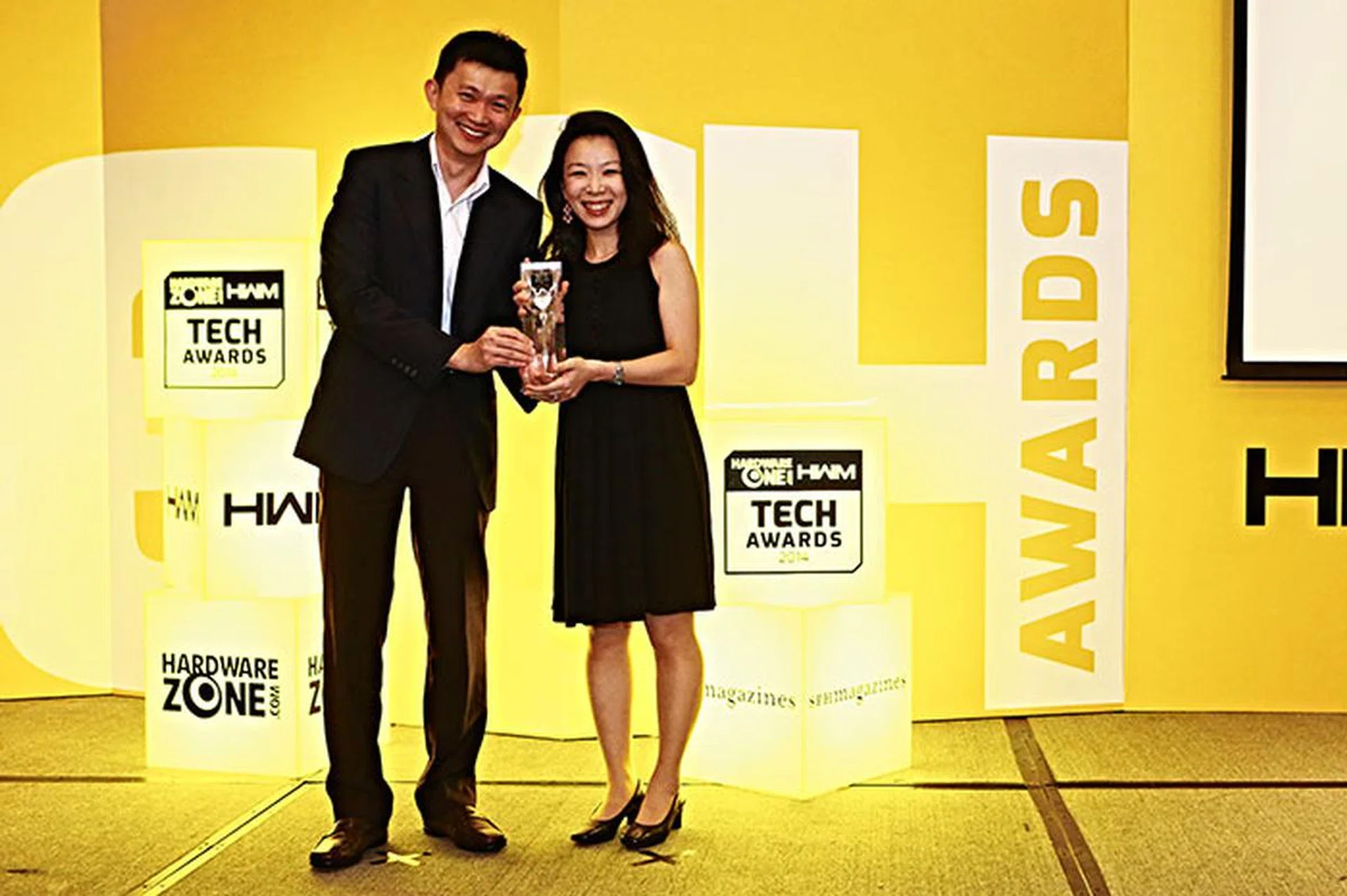 The Nokia Lumia 1020 got an Editor's Choice award for Best Camera Smartphone. Here's Ms. Lee May May, General Manager for Nokia, receiving the trophy from Dr. Jimmy Tang.