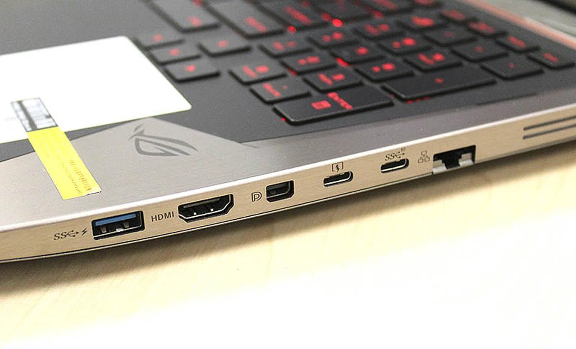 ASUS GX700 ports