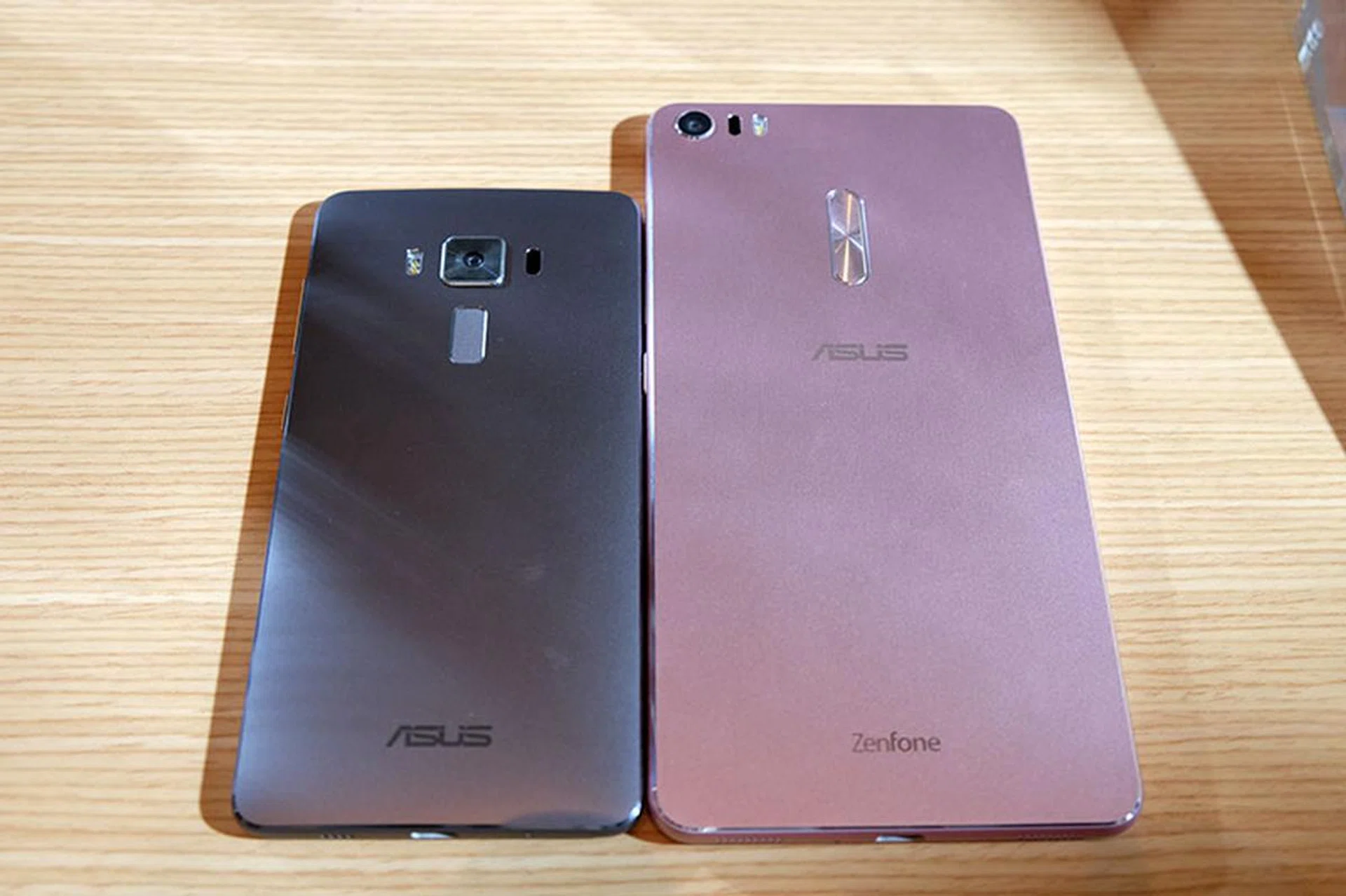 Here's a look at the Deluxe beside the larger ZenFone 3 Ultra phablet.