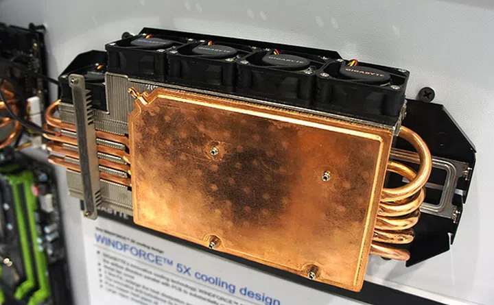 Peeling off the large aluminum cover which doubles up as a cooling plate, one can seethe massive triple slot vapor chamber heatsink in its entirety.