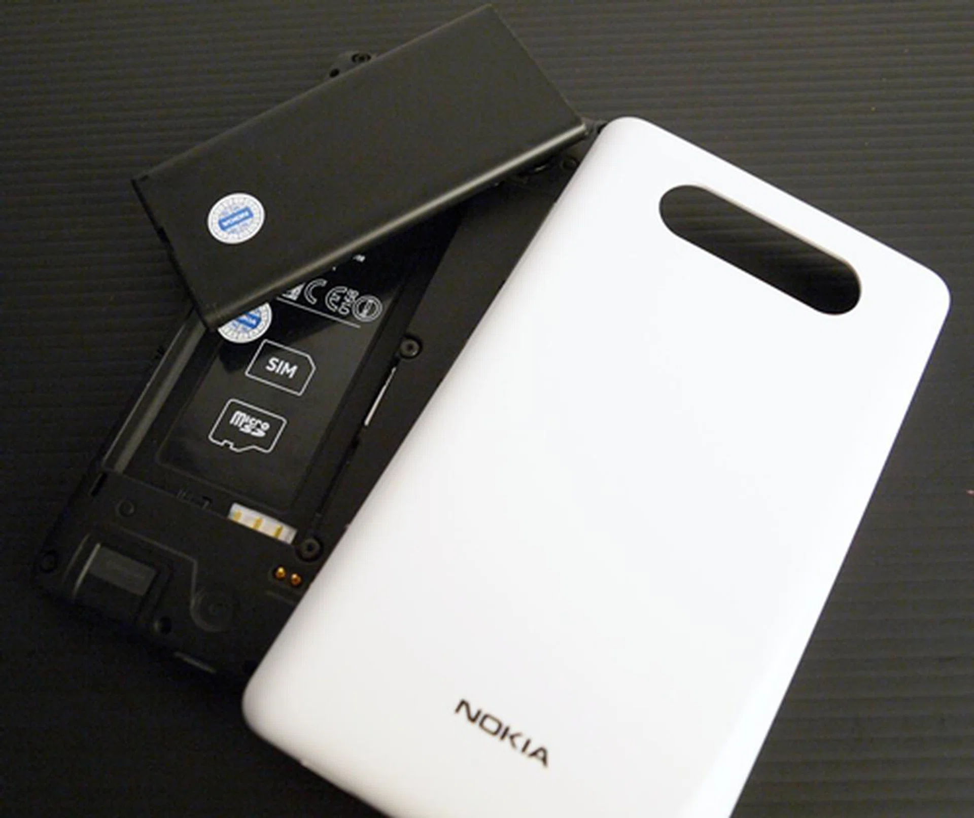 It takes too much effort on our part to pry open the phone's cover (true story - at one point, we almost gave up). It's a concern that Nokia should look into and make rear covers that are easy to remove.