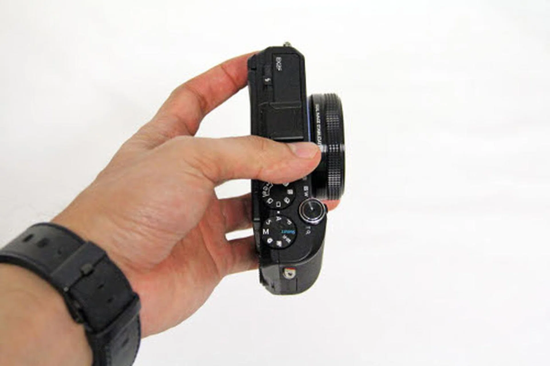 It's a bit on the chunky side width-wise however, so we doubt the EX2F will fit into your skinny jeans.