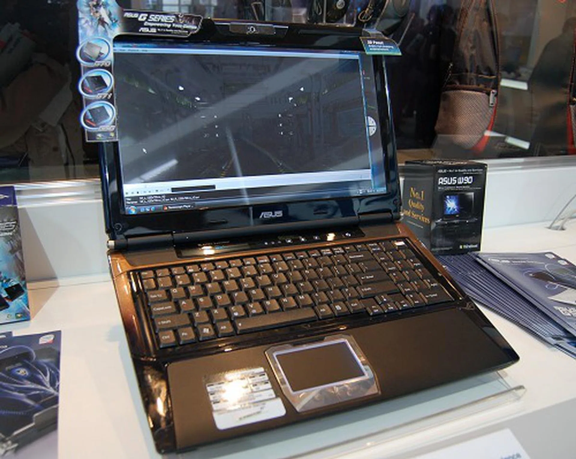  The G50Vt is a similarly configured gaming notebook but with a 15.4-inch WSXGA+ screen, high-speed Core 2 Duo processor options, dual DIMM slots and a 2.0MP webcam. It clocks in at 3.3kg, but the specialty of this notebook is that it has an optional configuration with a 15.6-inch 3D LCD panel. This was however not shown on display but when we spoke to the product executive, he mentioned that it's slated to be available in this first half of the year but availability could be limited to certain regions only. The 3D screen will not require the use of special glasses so that should be interesting (and reminds us of the Zalman 3D monitors).  