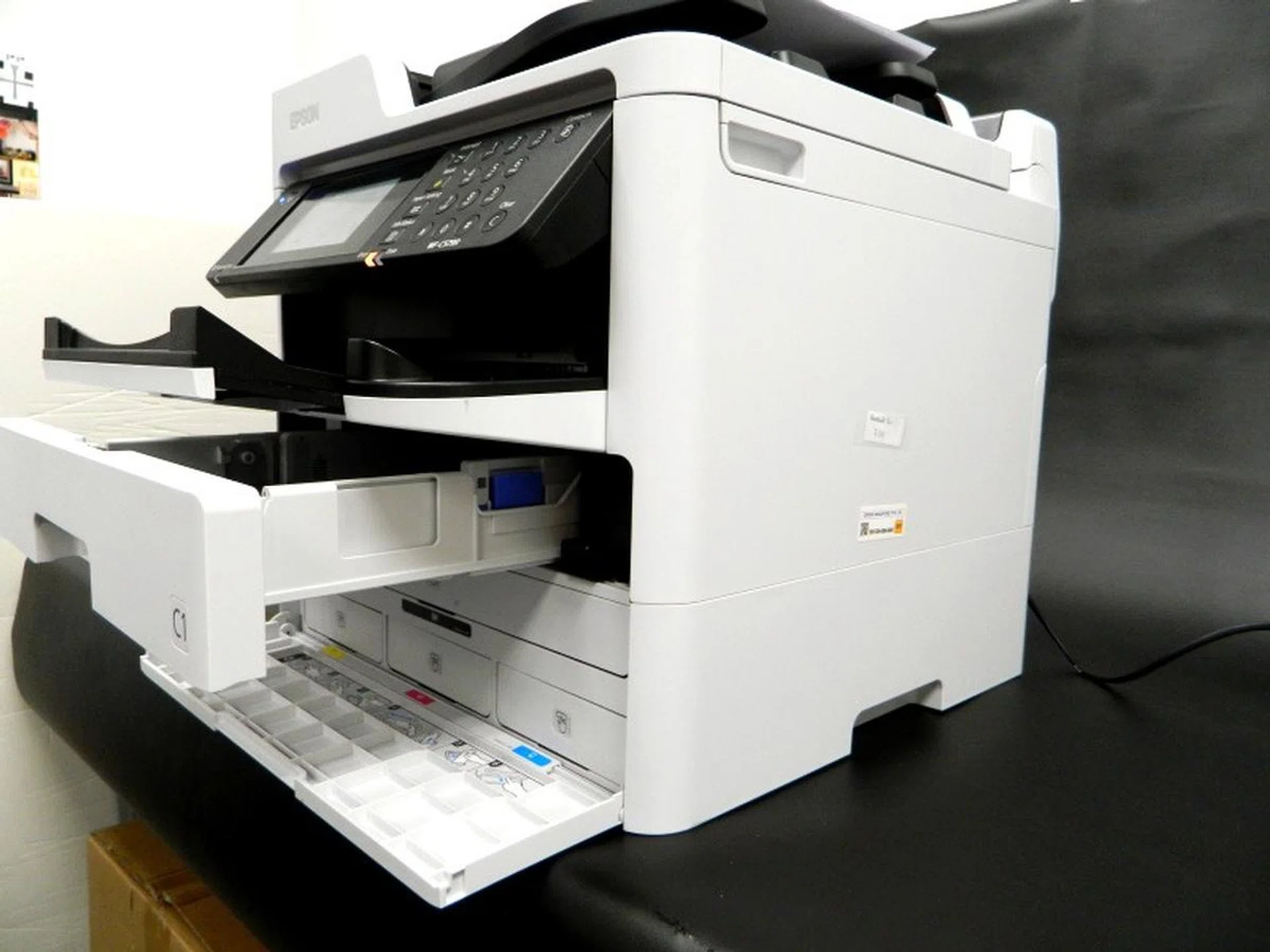 Note the 4-colour RIPS system that's neatly slotted at the bottom layer of the printer.