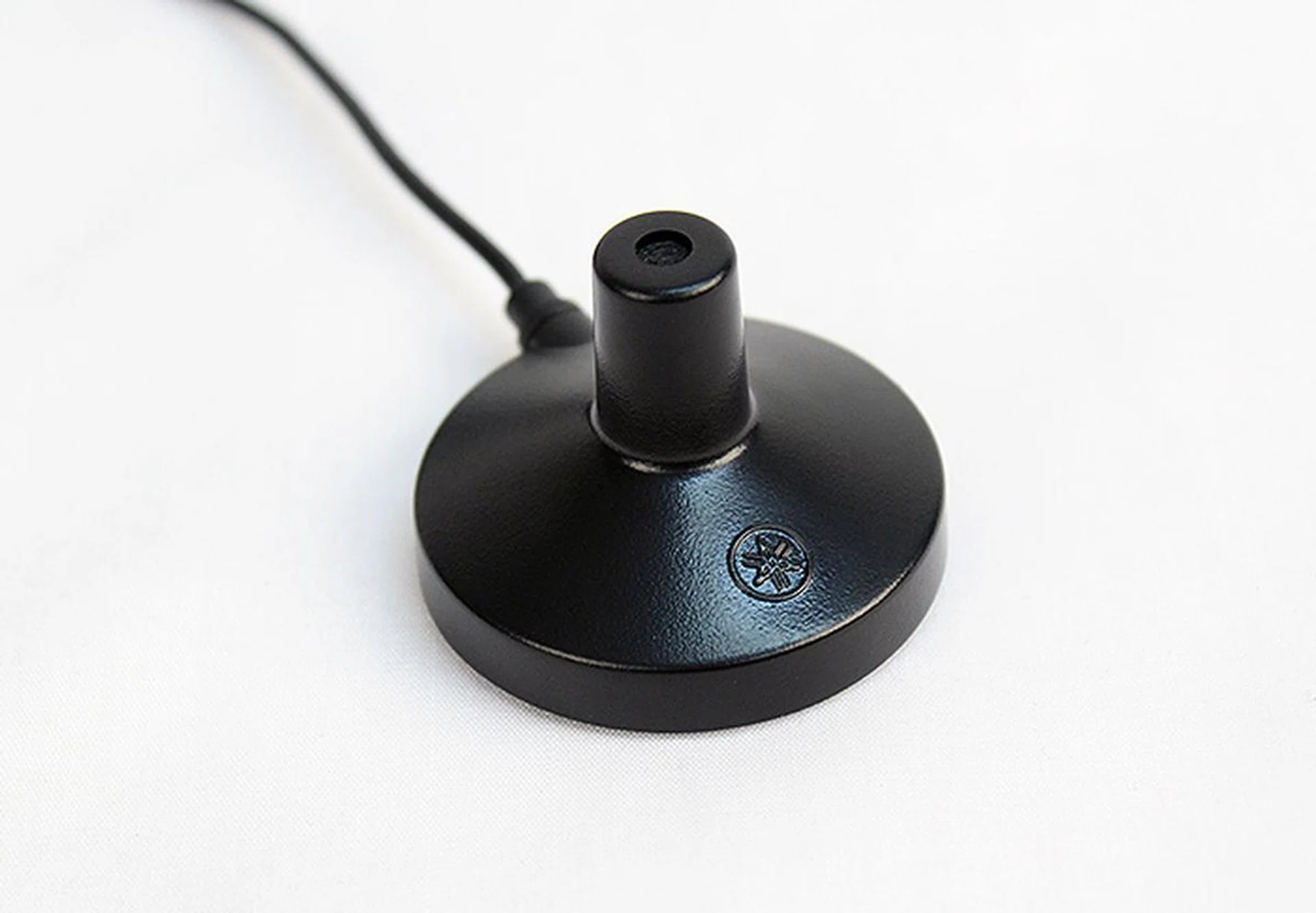 This microphone helps fine tune the YSP-2500 by listening out for test tunes from the speakers.