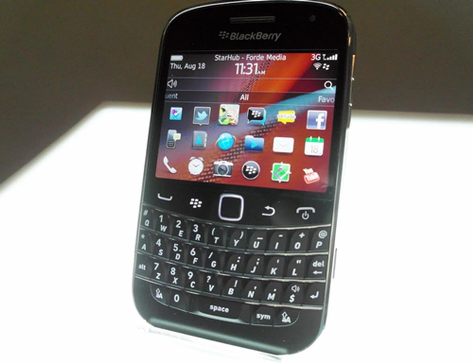 We felt that RIM has done an excellent job with the design of the BlackBerry Bold 9900, which exudes a high-end premium look and feel,